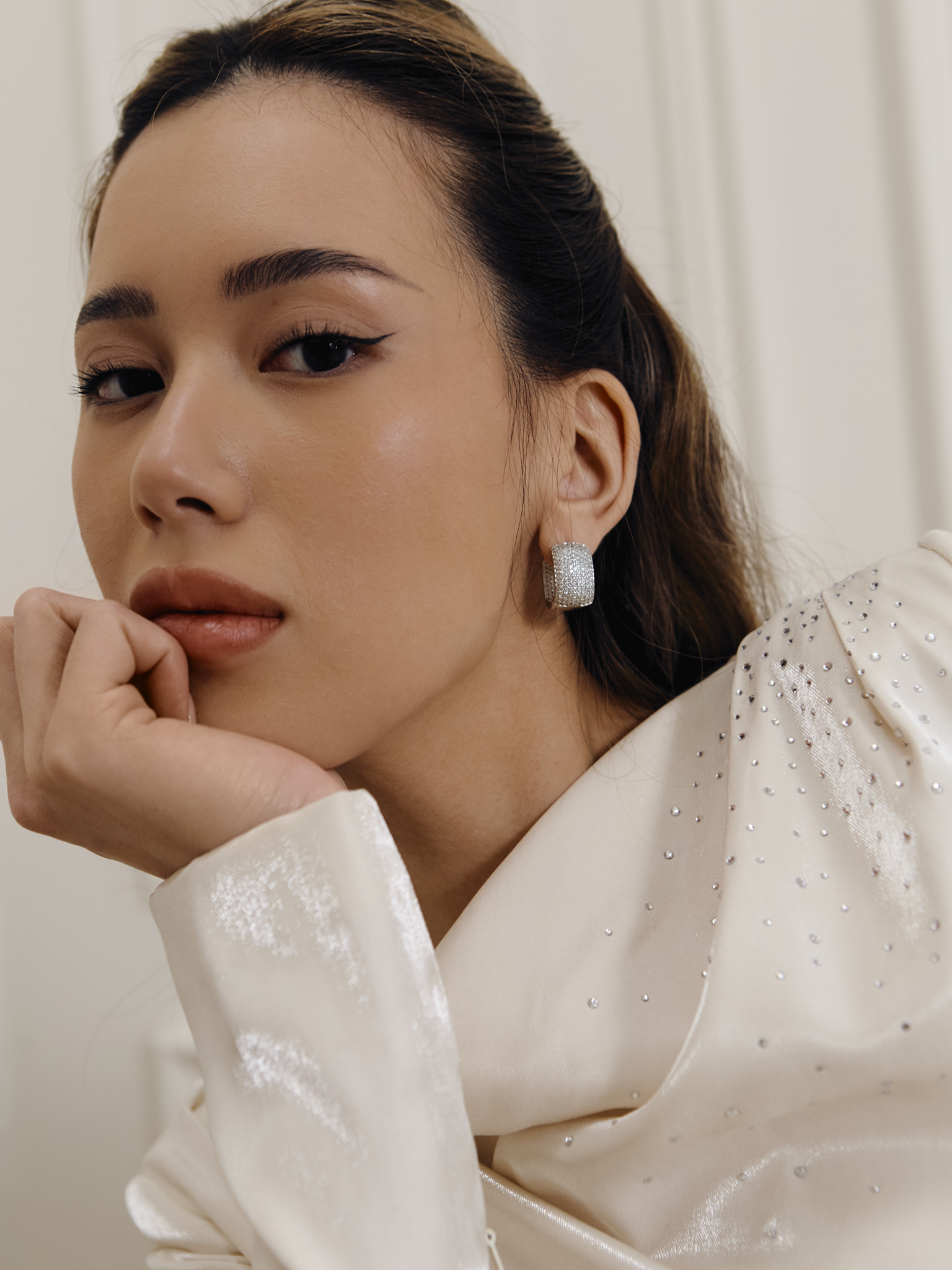 Wide earrings with zircons