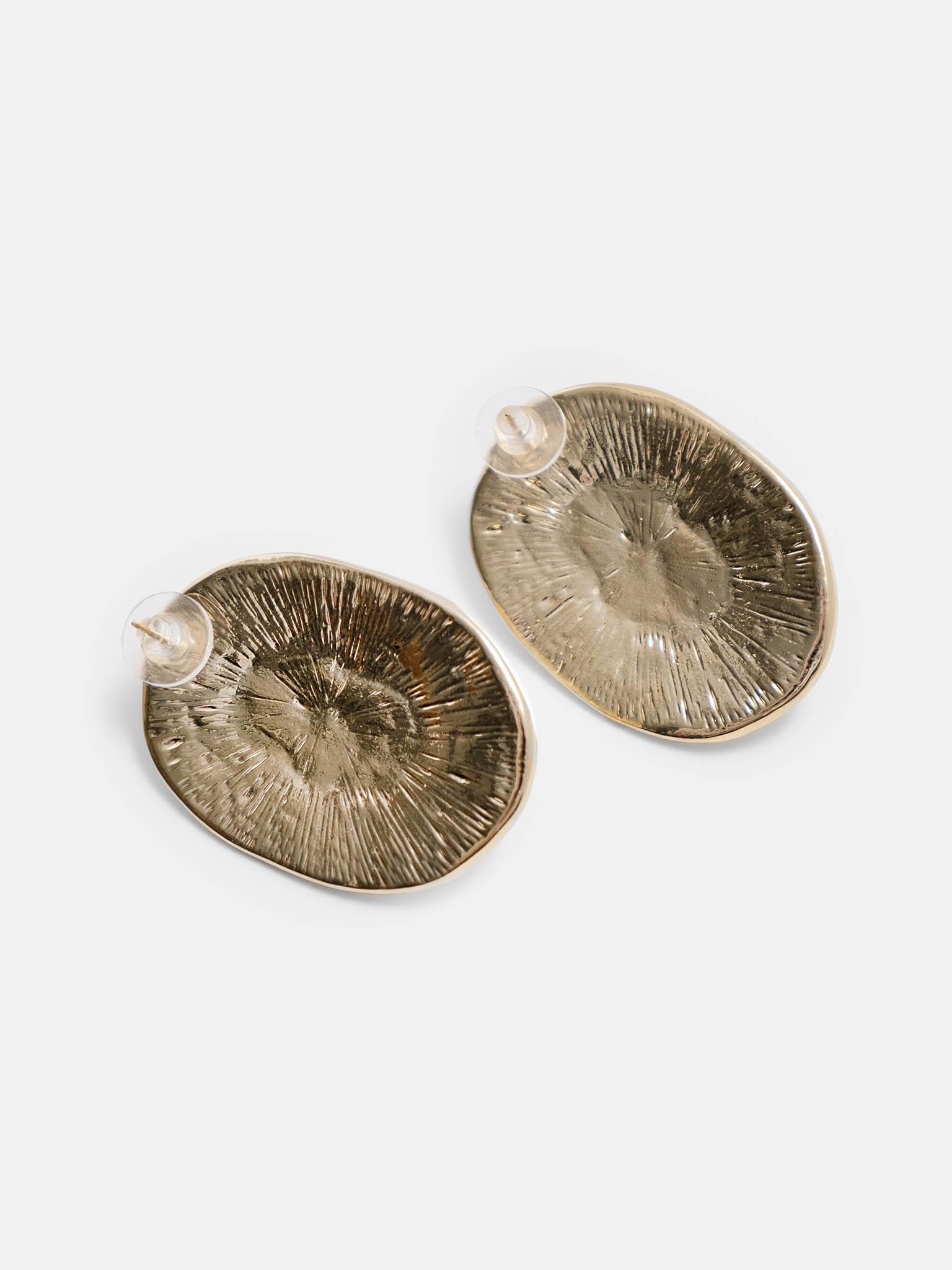 Массивные серьги-пусеты с жемчужным декором