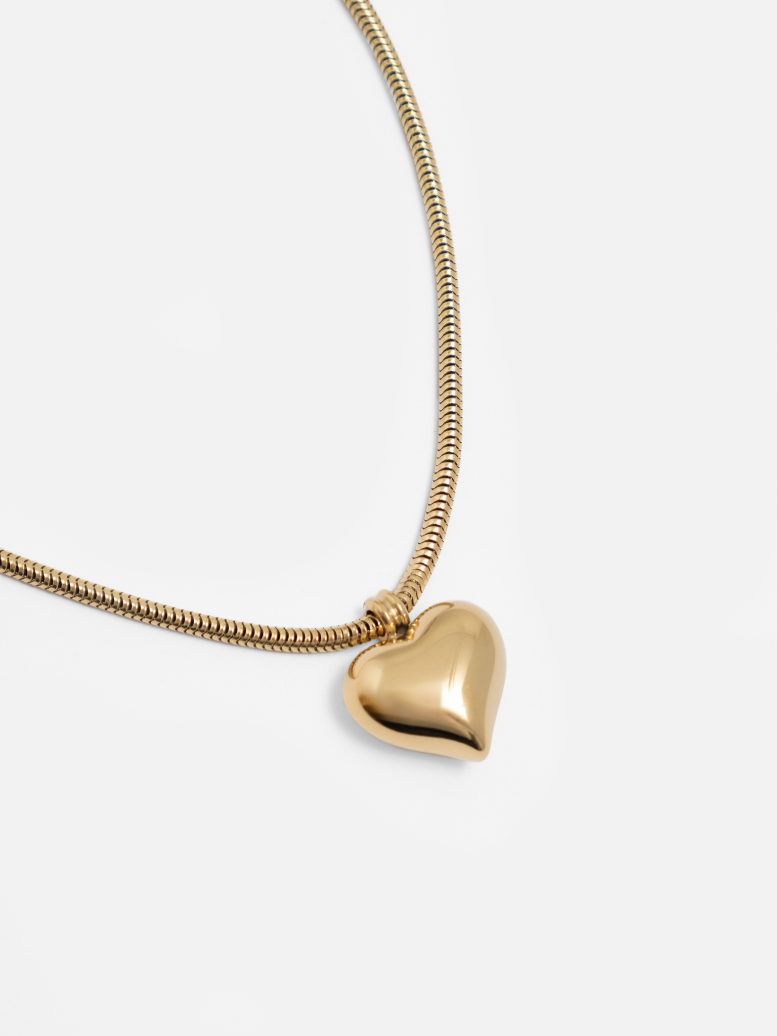 Round chain with heart pendant