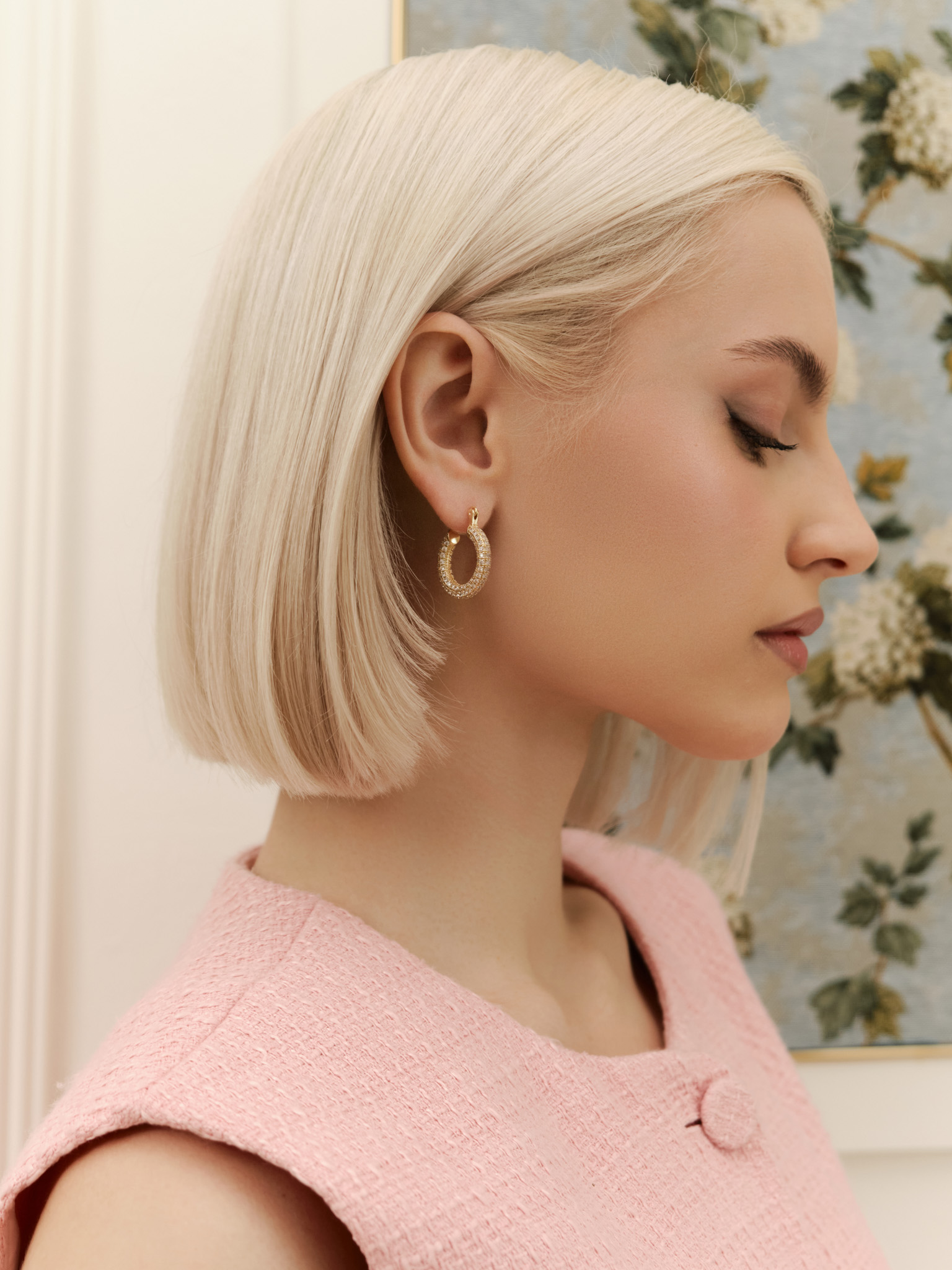 Round earrings with zircons