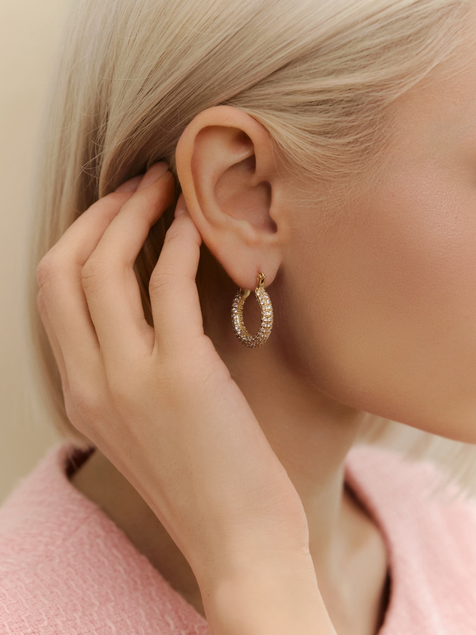 Round earrings with zircons