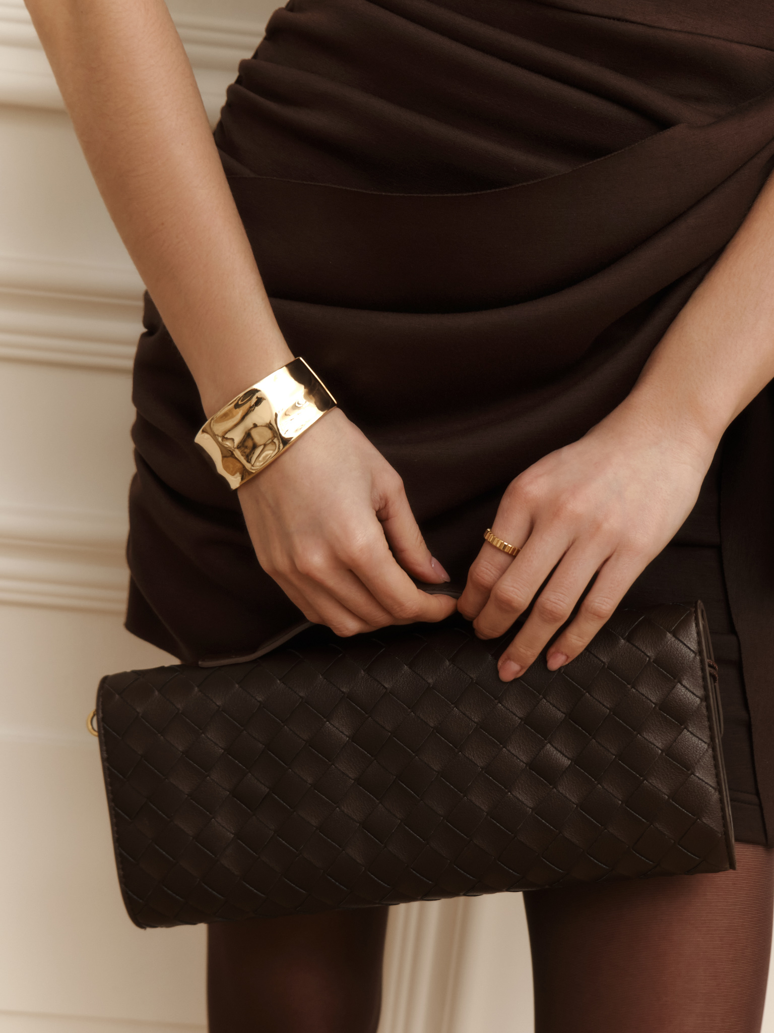 Round bracelet in glossy metal with crumpled effect