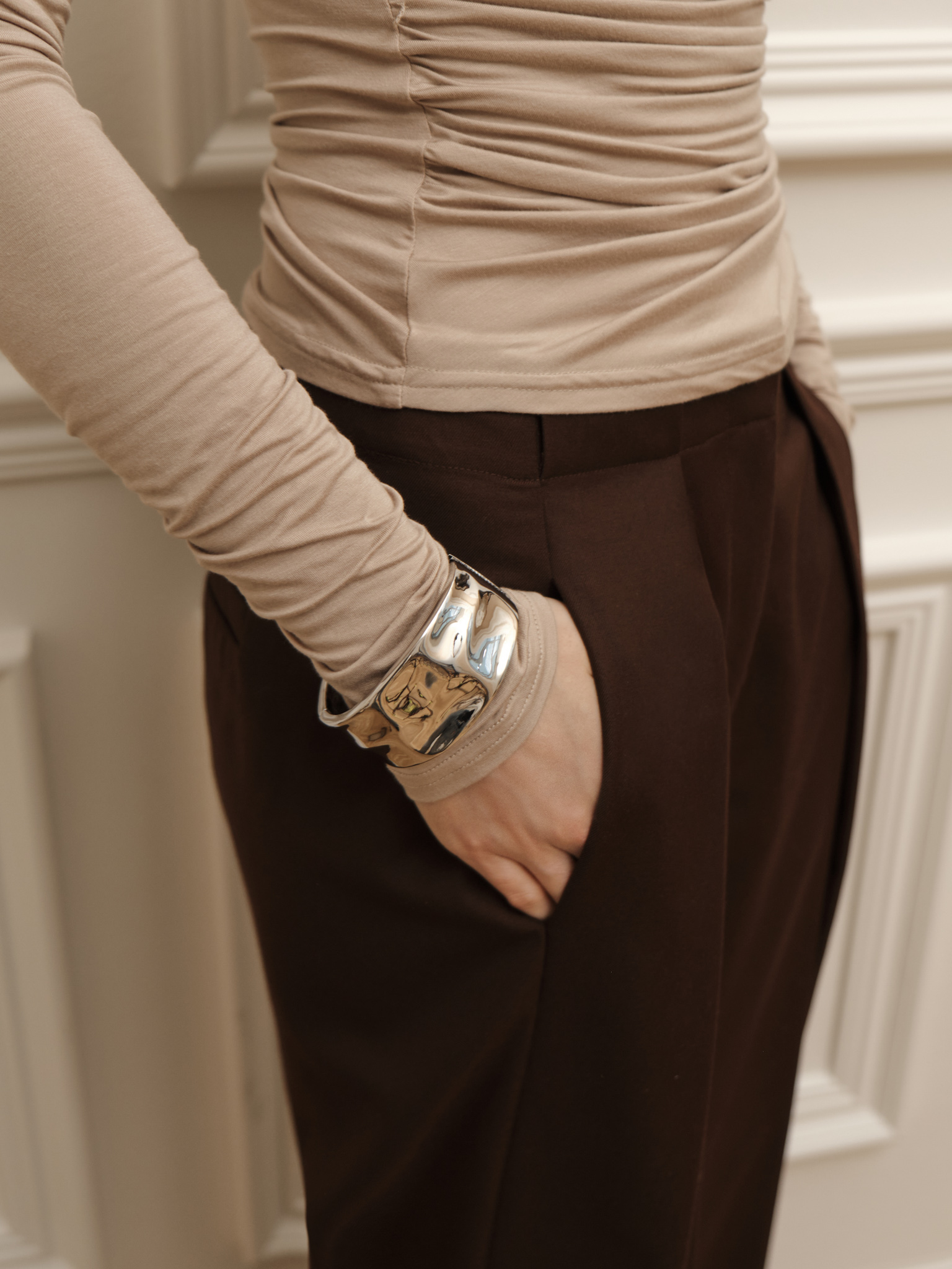 Round bracelet in glossy metal with crumpled effect