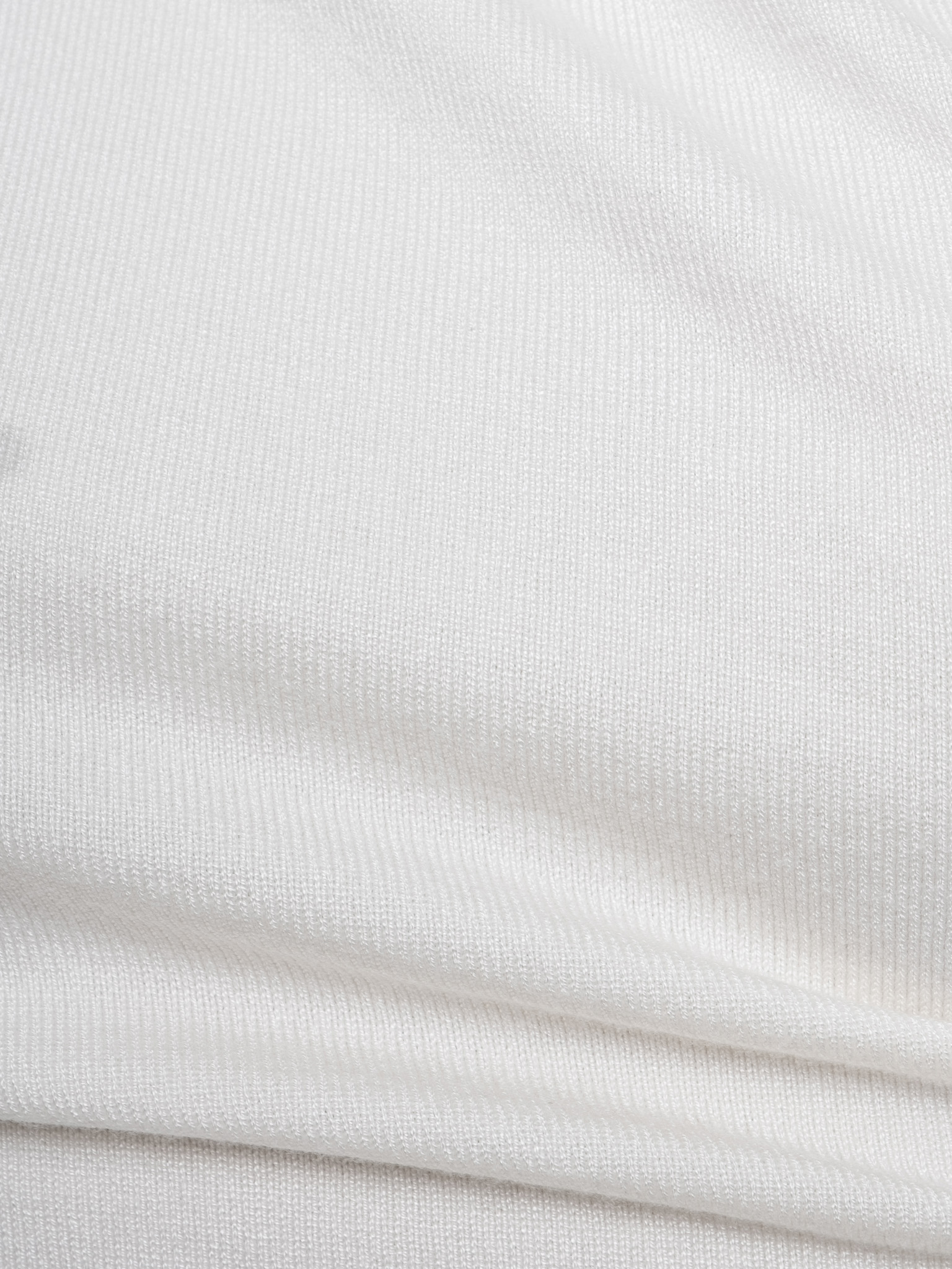 Sleeveless knitted top with pleats at the shoulder