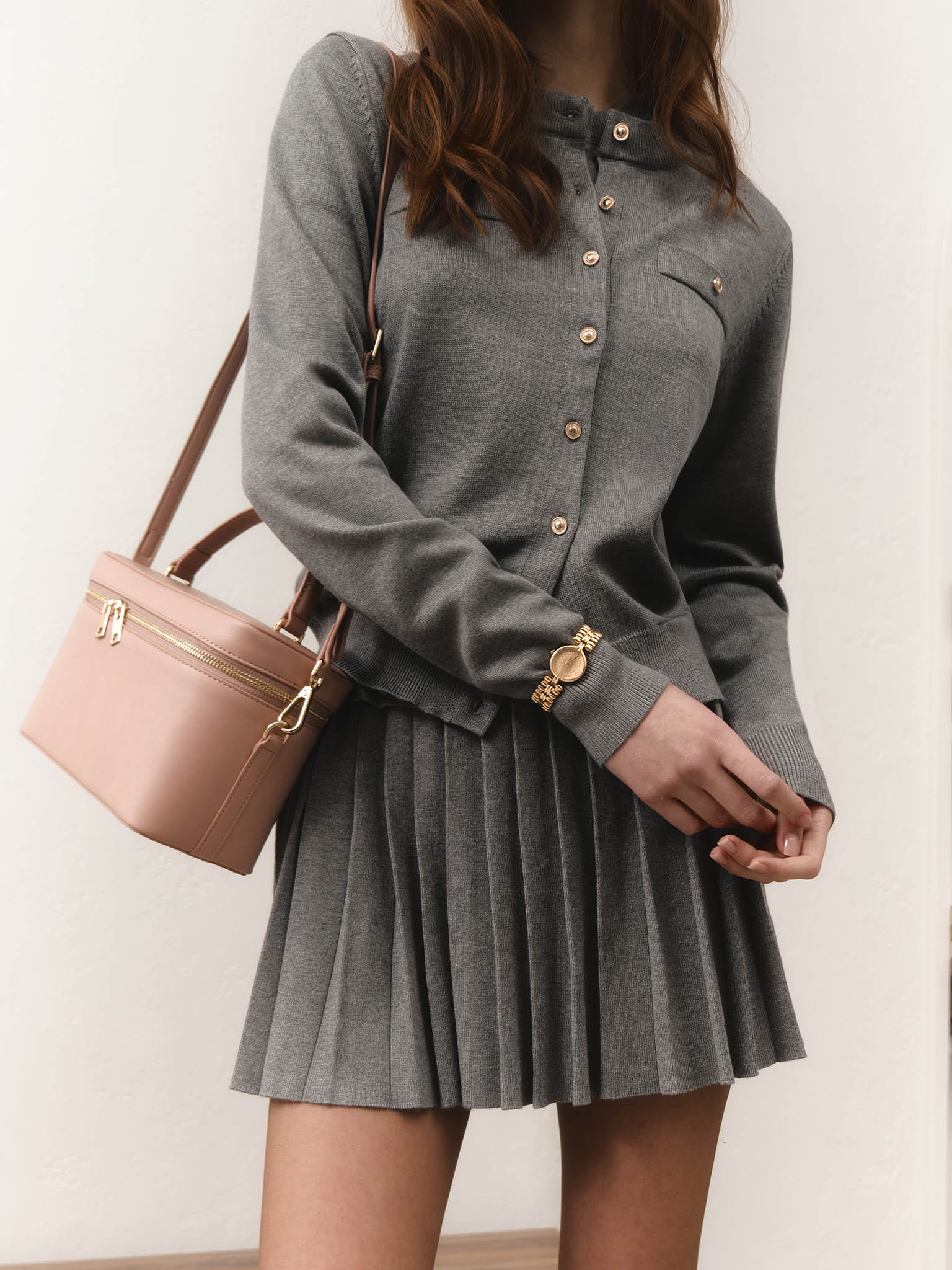 Loose cardigan with long sleeves and large buttons