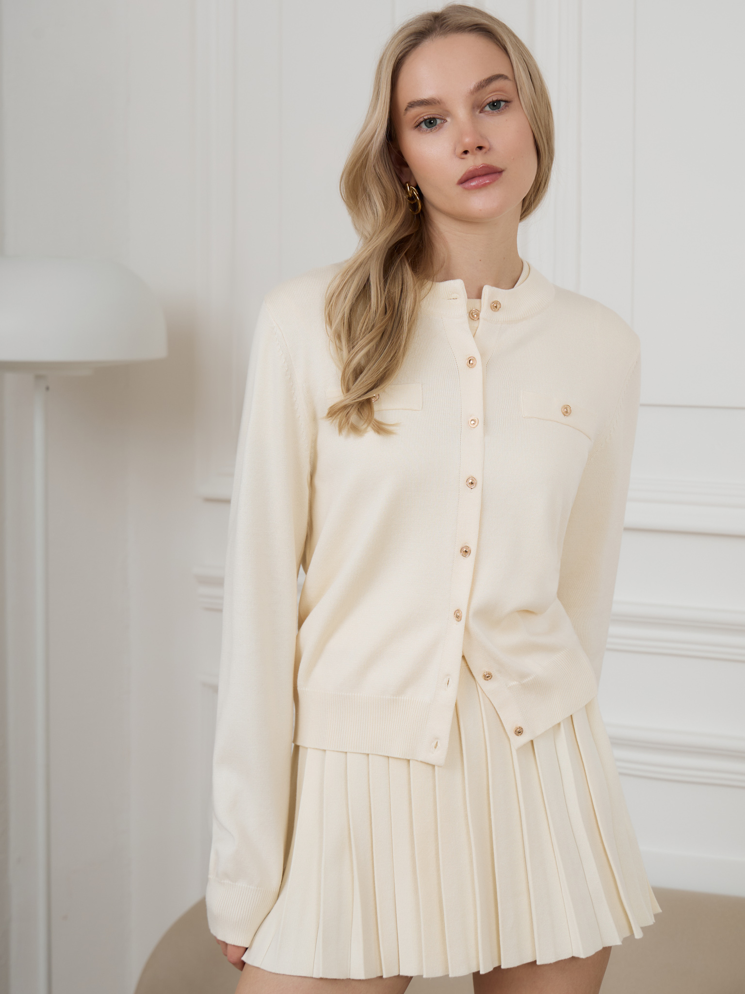 Loose cardigan with long sleeves and large buttons