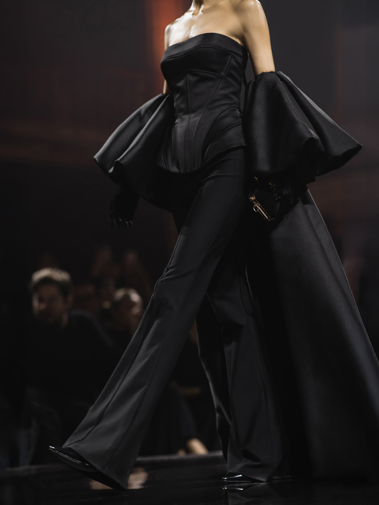 Атласная накидка с перчатками