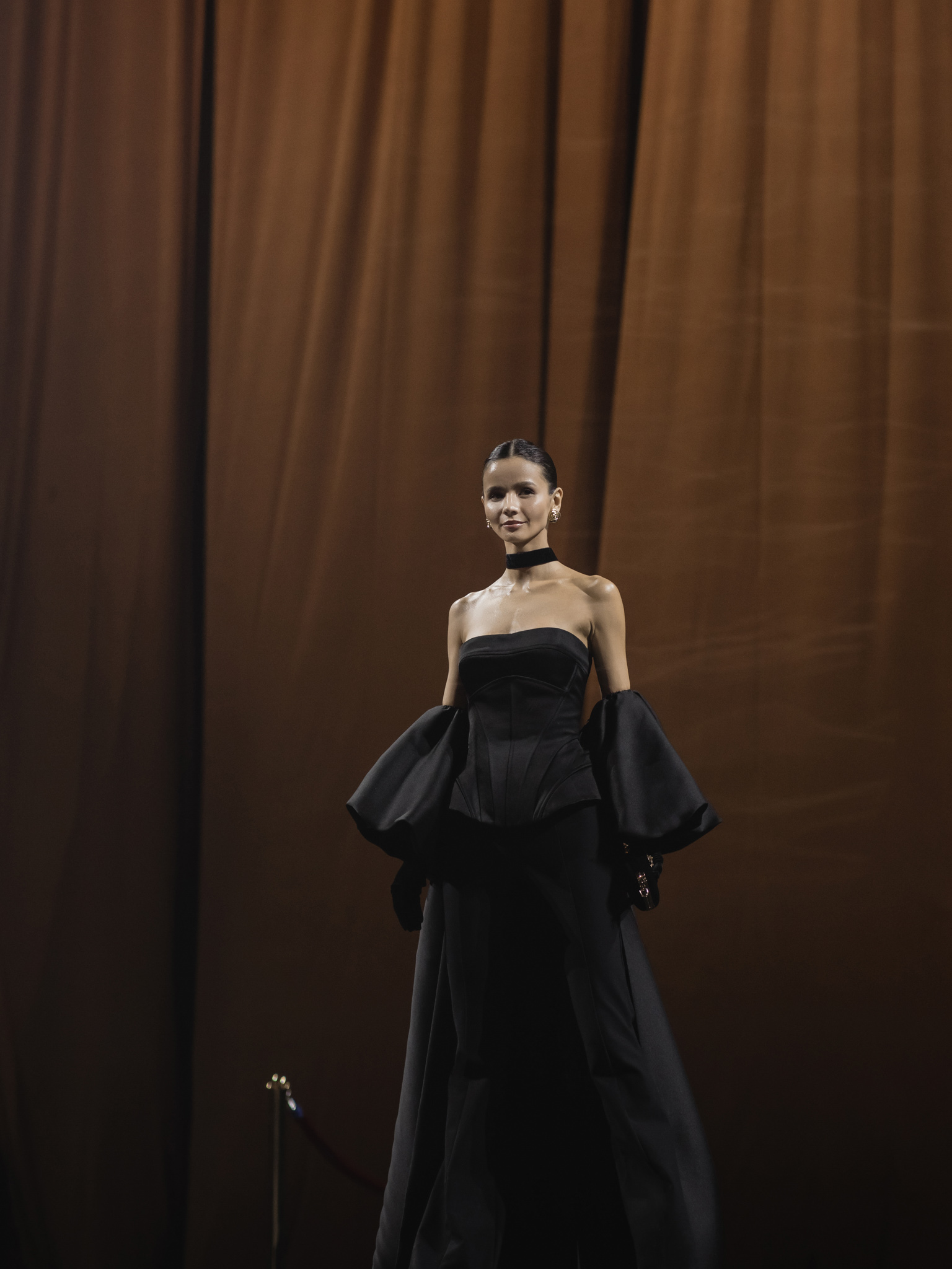 Атласная накидка с перчатками