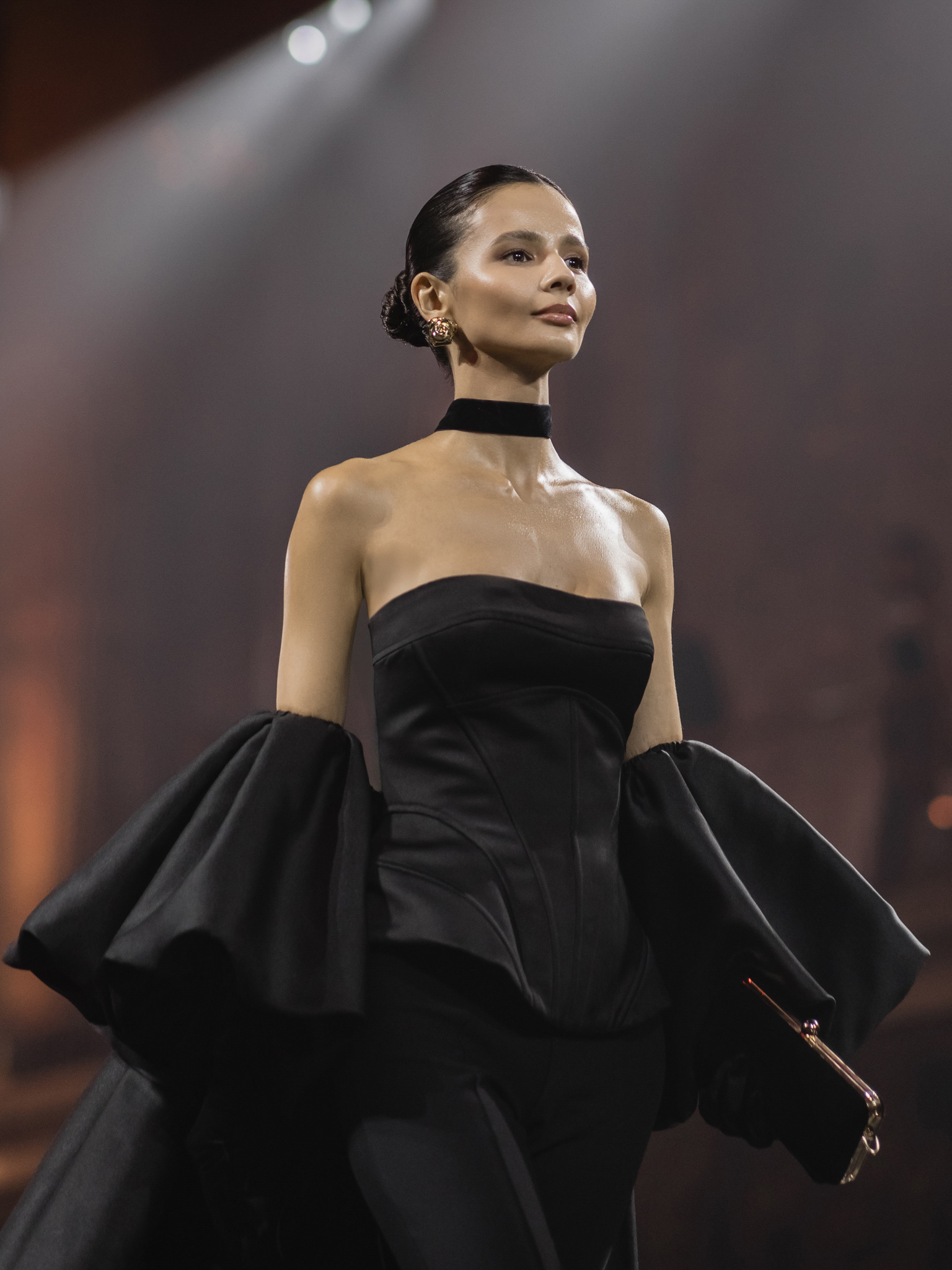 Атласная накидка с перчатками