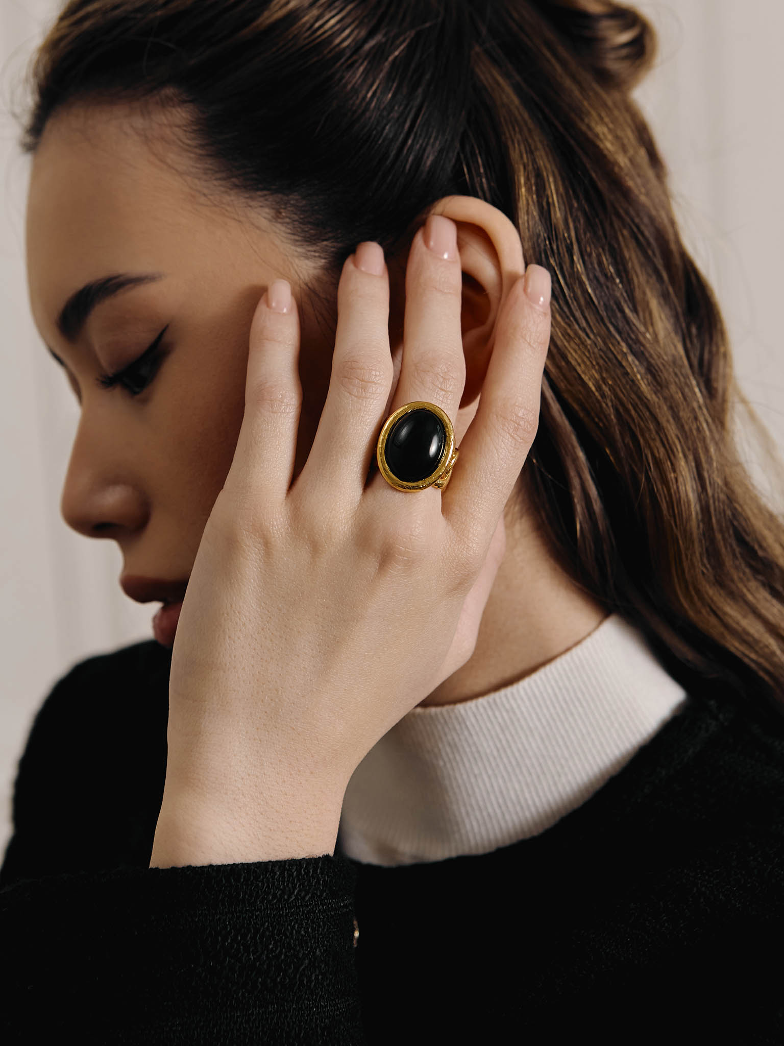 Ring with contrasting oval inlay