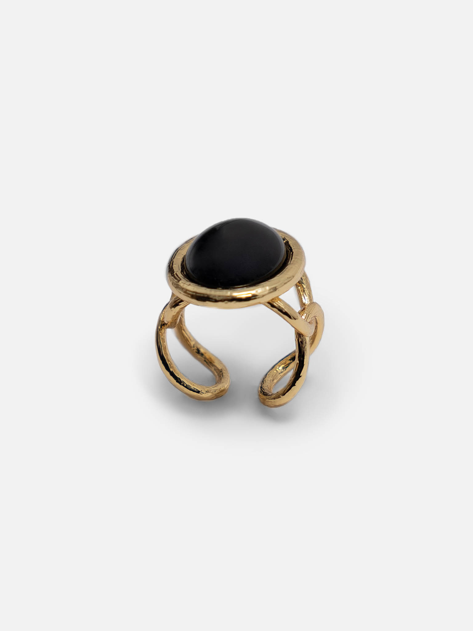 Ring with contrasting oval inlay