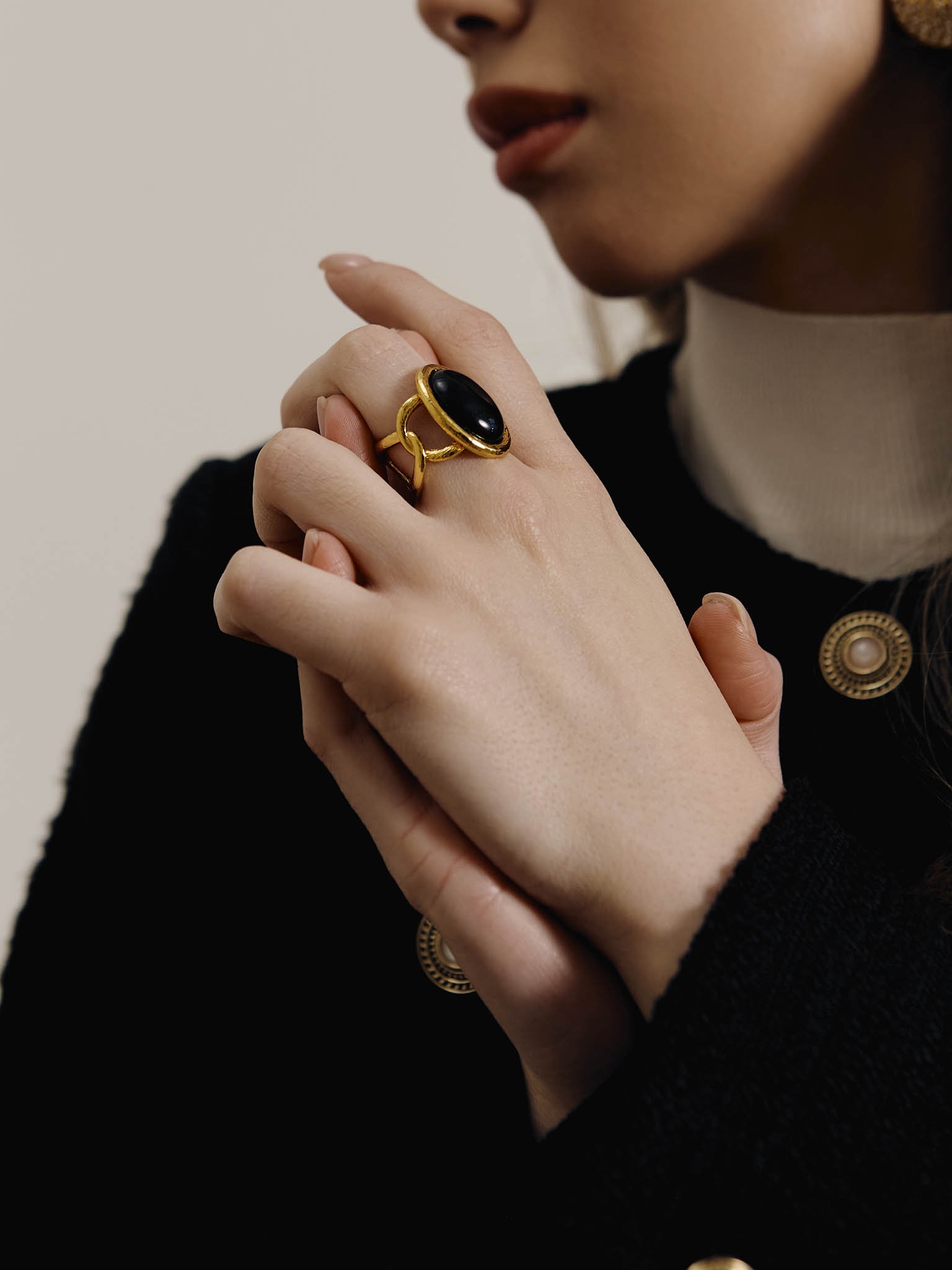 Ring with contrasting oval inlay