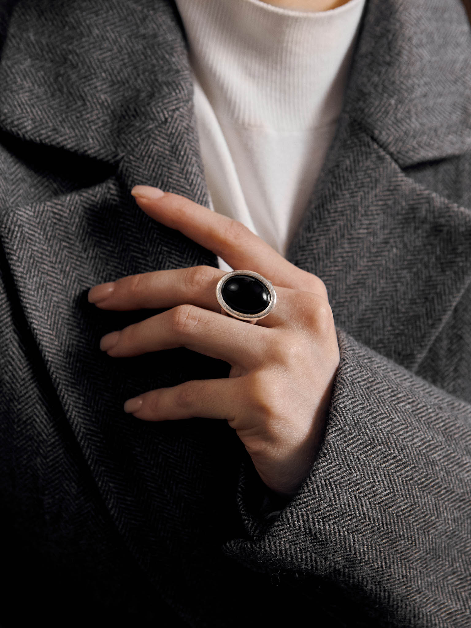 Ring with contrasting oval inlay