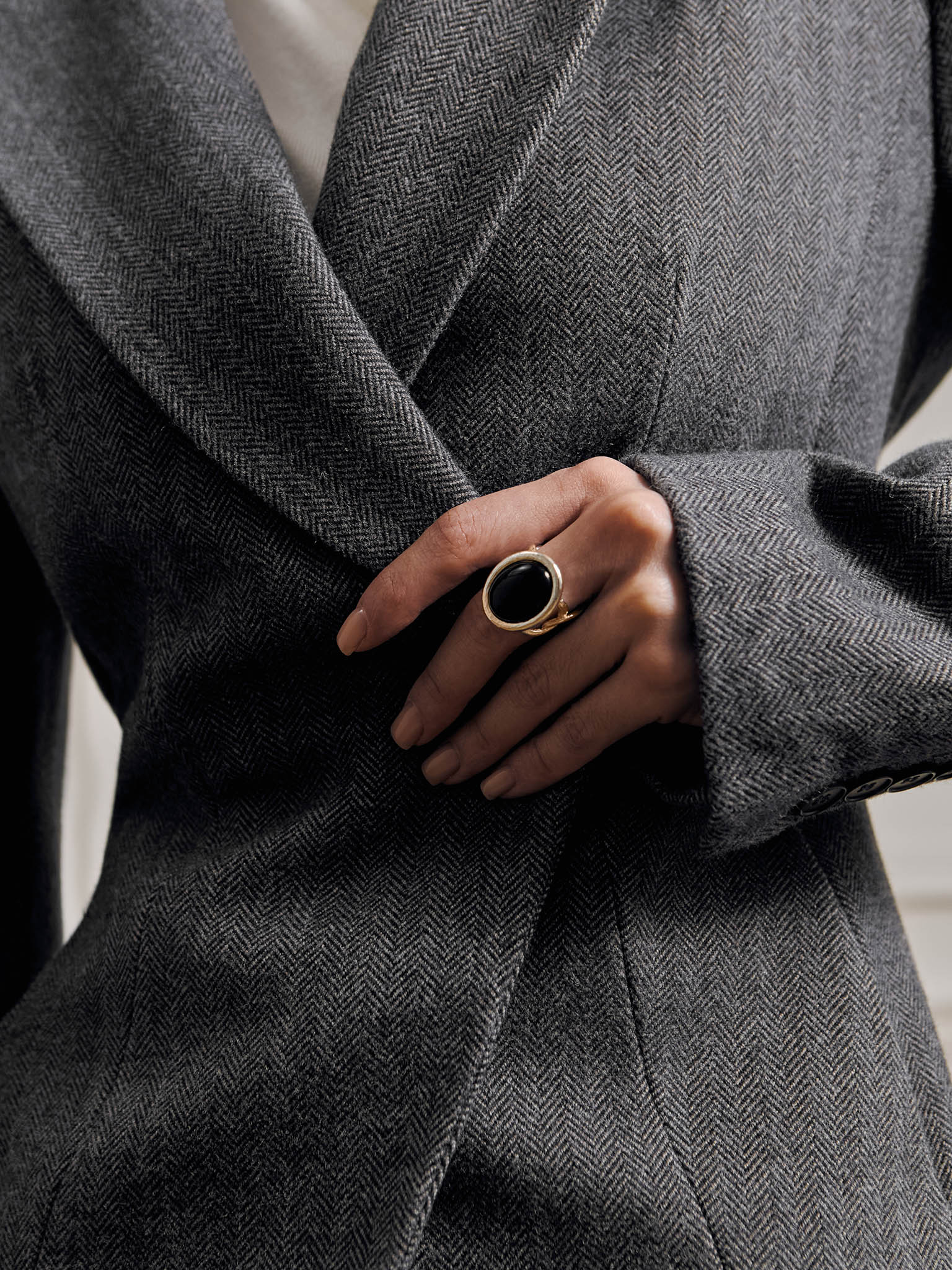 Ring with contrasting oval inlay