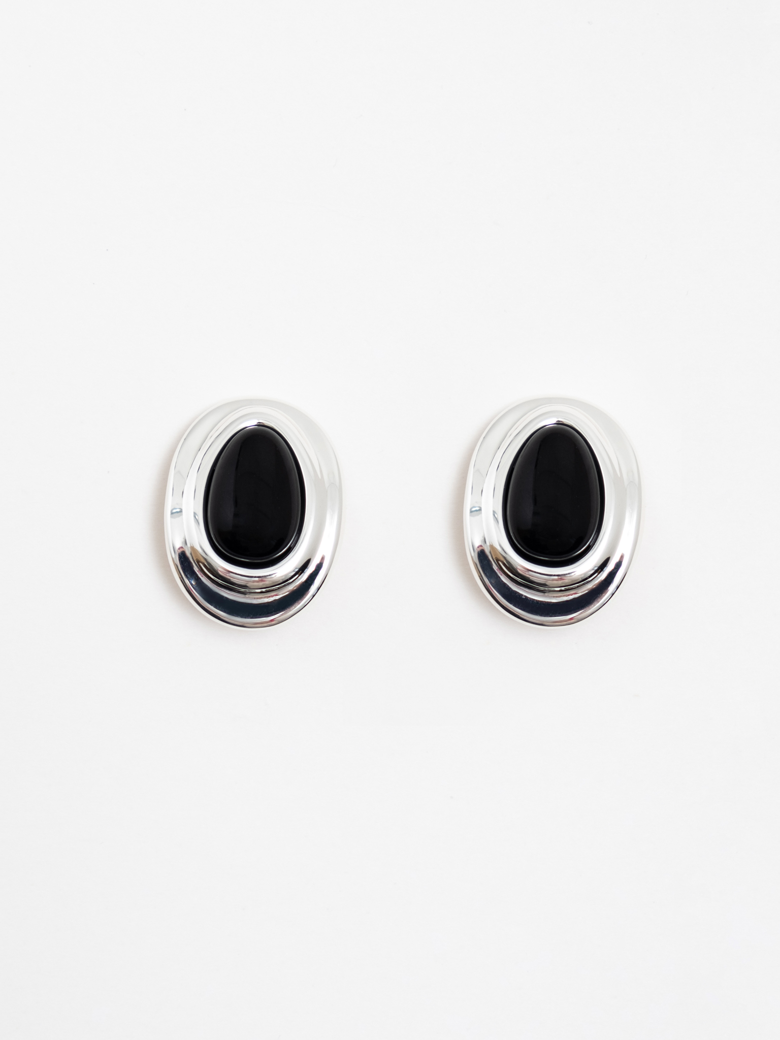 Овальные серьги-пусеты с контрастными камнями