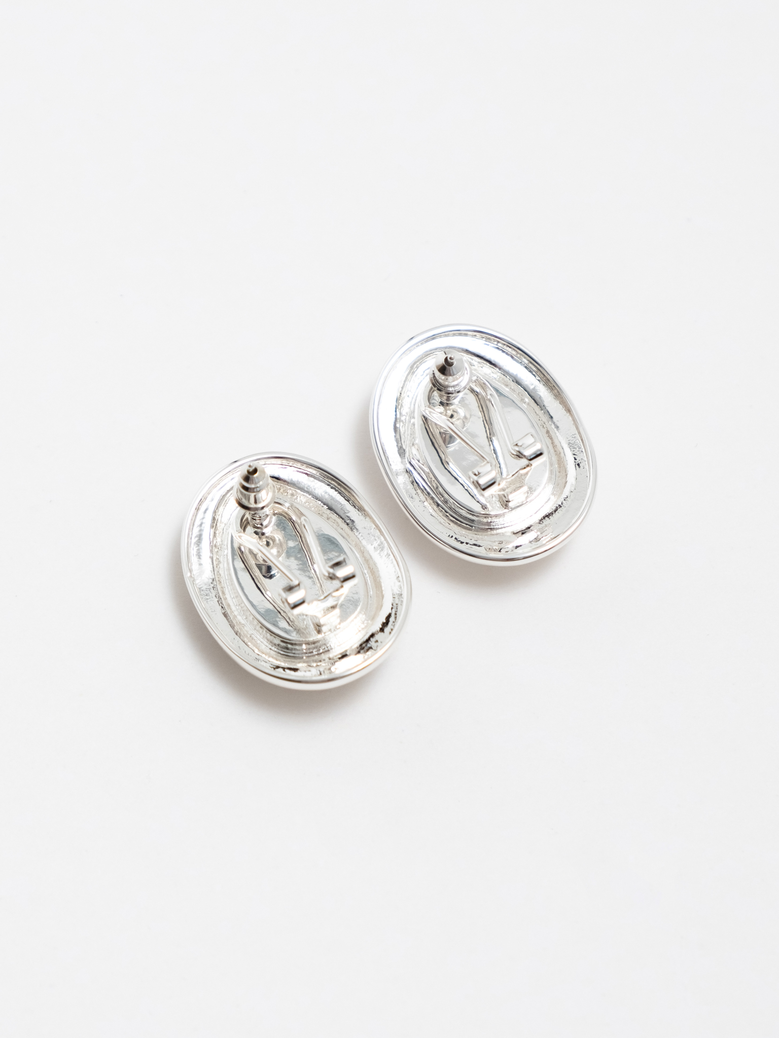 Овальные серьги-пусеты с контрастными камнями