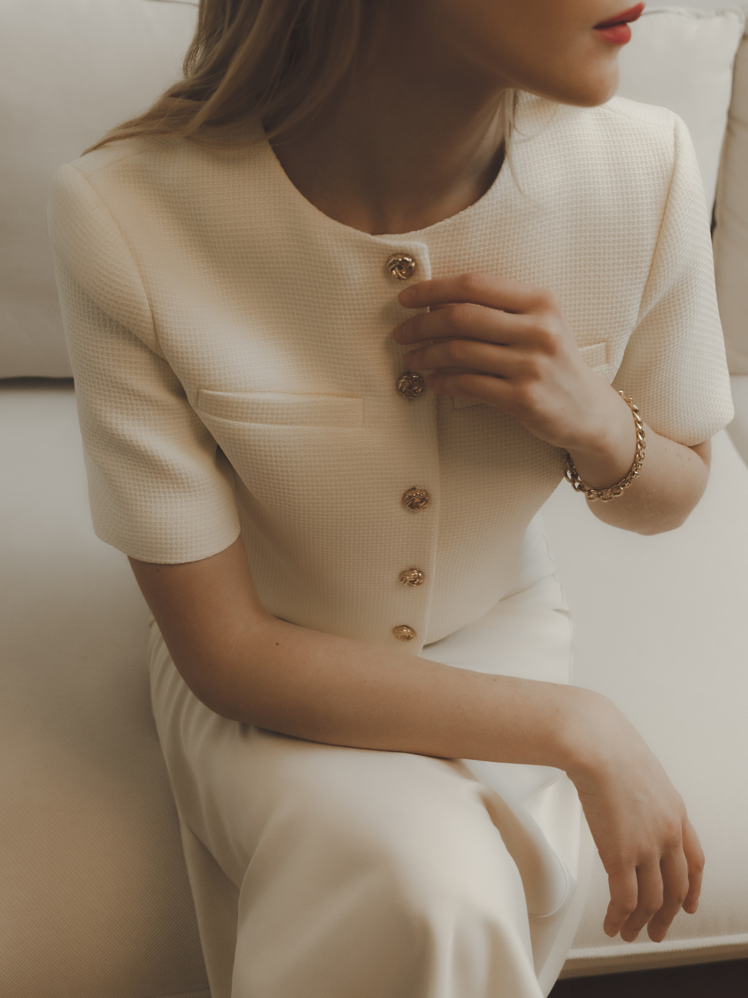 Short-sleeved tweed jacket with textured buttons