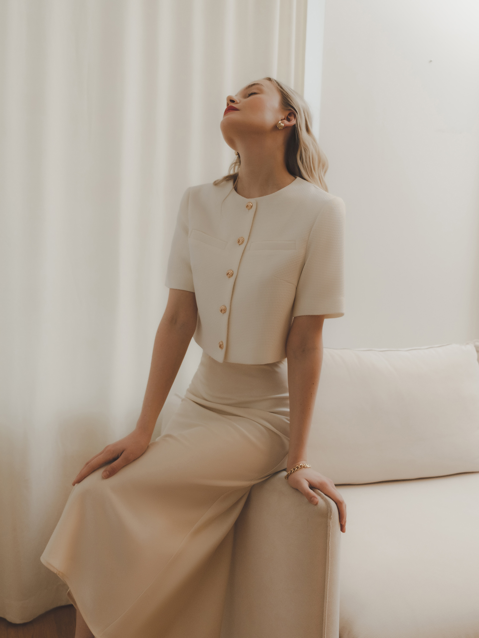 Short-sleeved tweed jacket with textured buttons