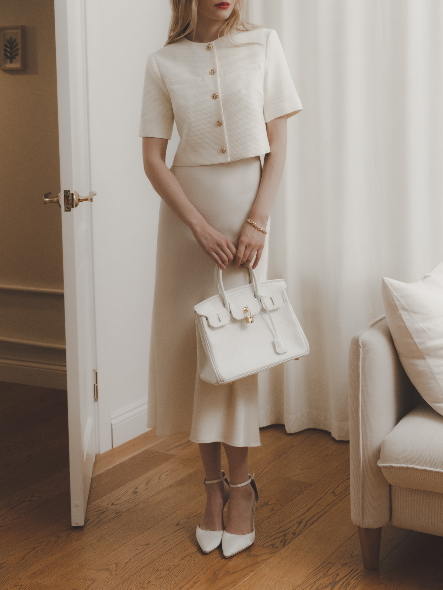 Short-sleeved tweed jacket with textured buttons