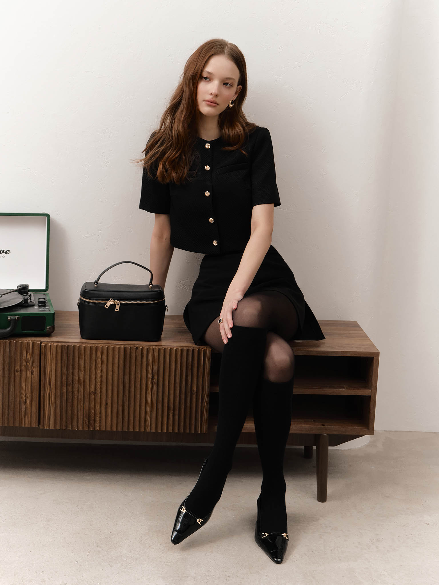 Short-sleeved tweed jacket with textured buttons