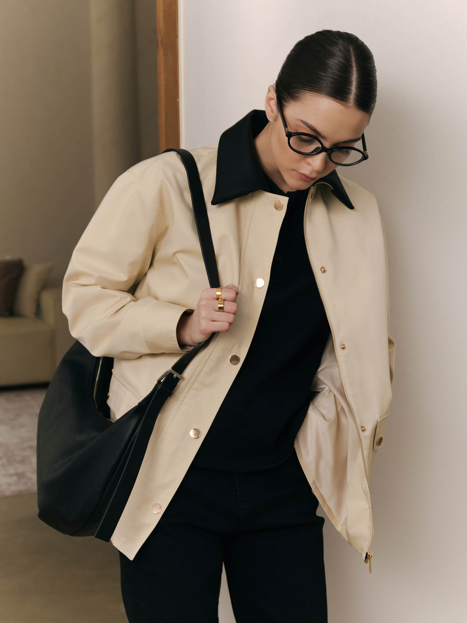 Extended jacket with contrasting eco-leather collar