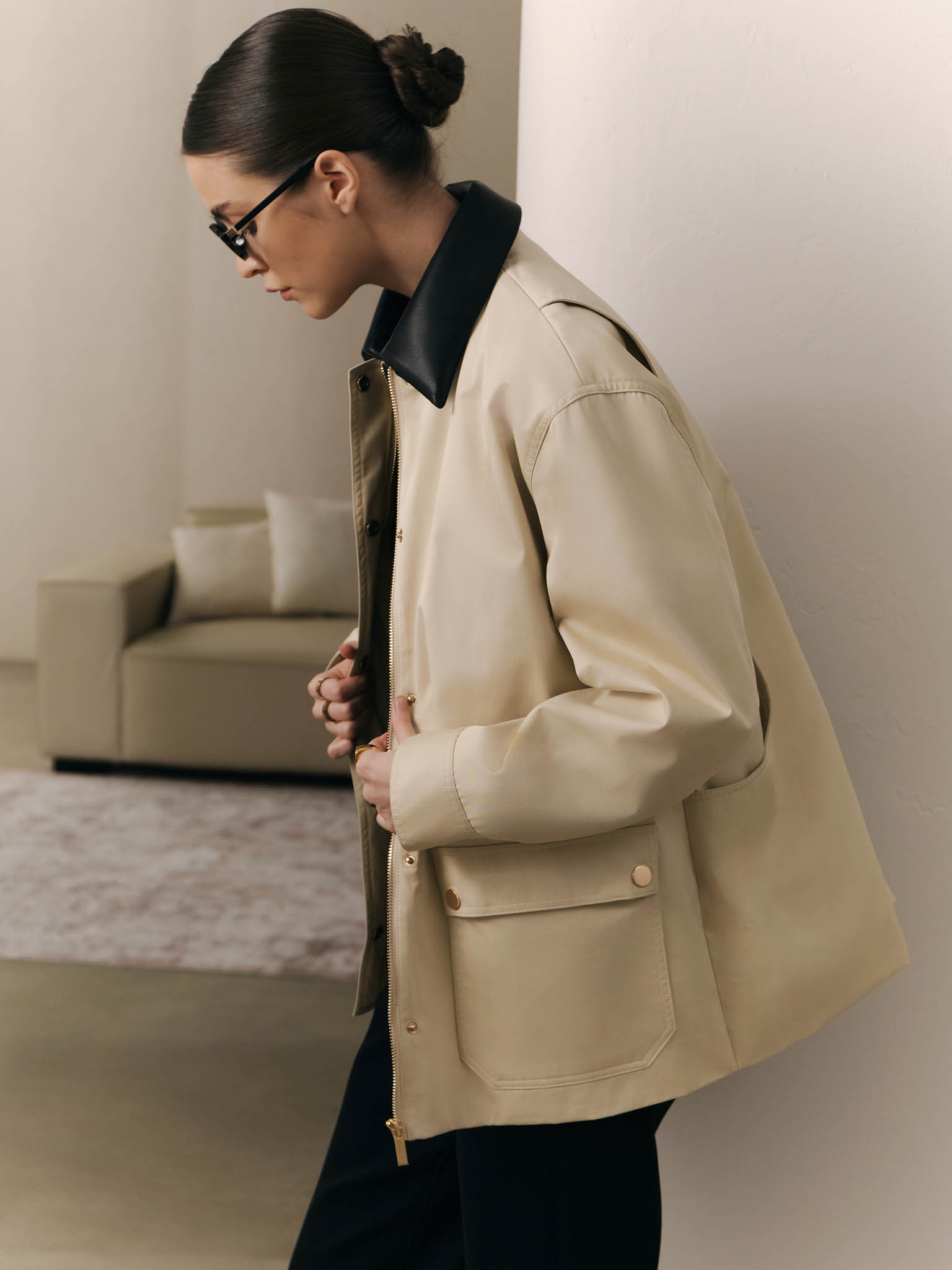 Extended jacket with contrasting eco-leather collar