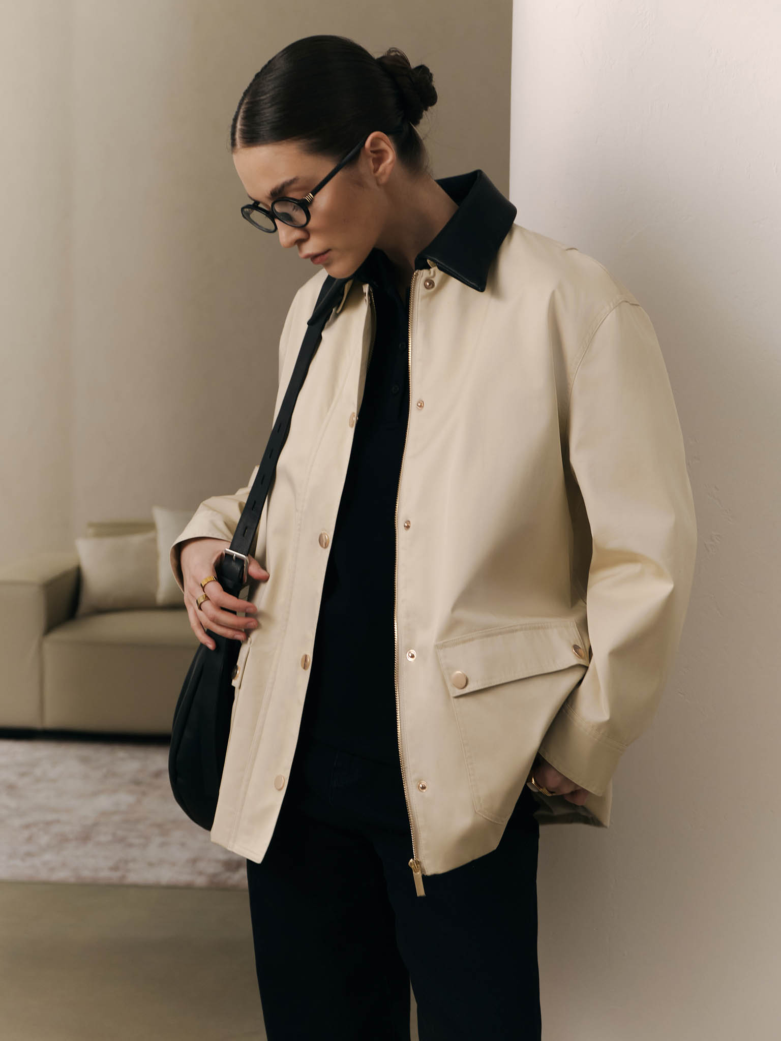 Extended jacket with contrasting eco-leather collar