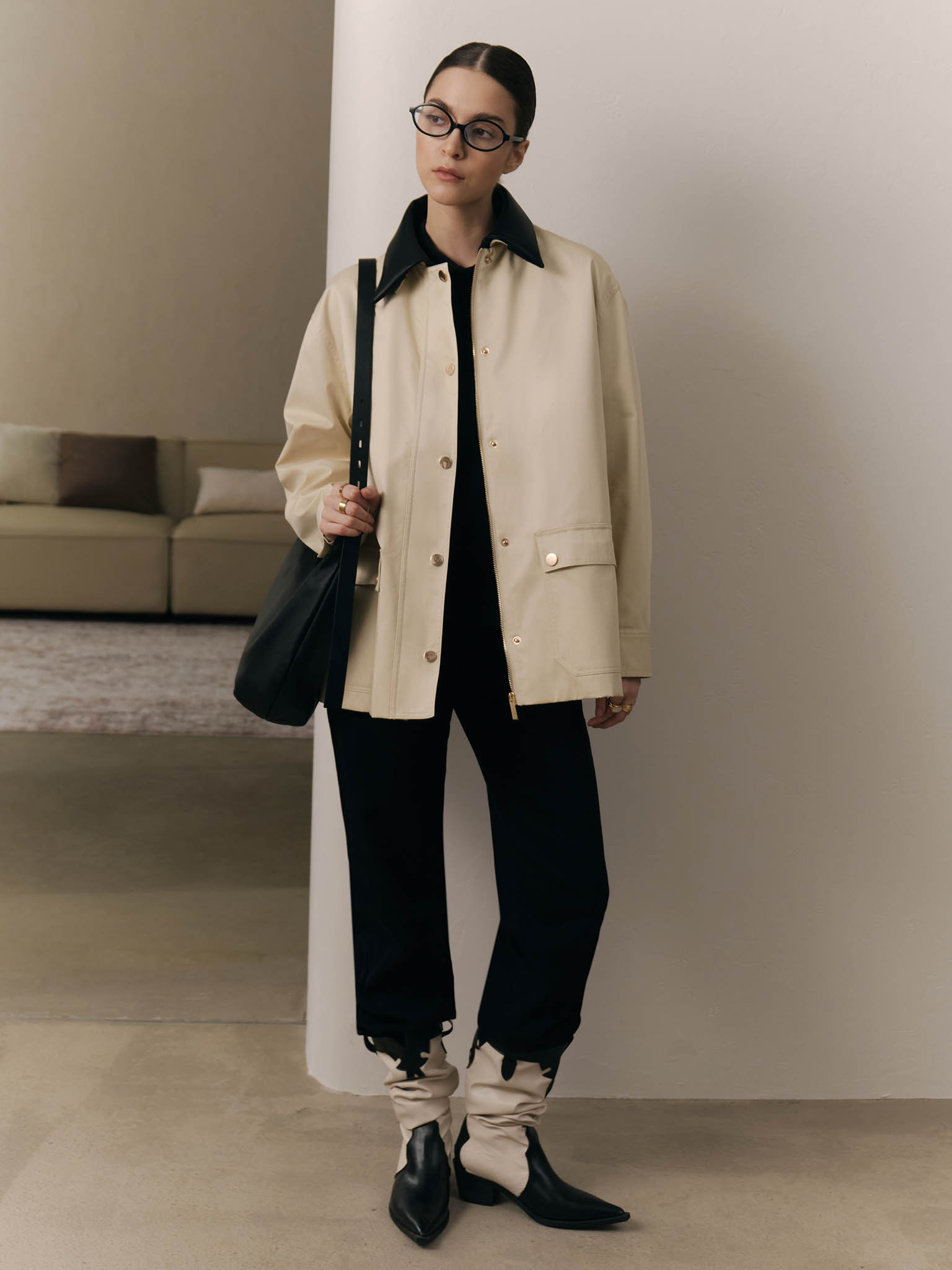 Extended jacket with contrasting eco-leather collar