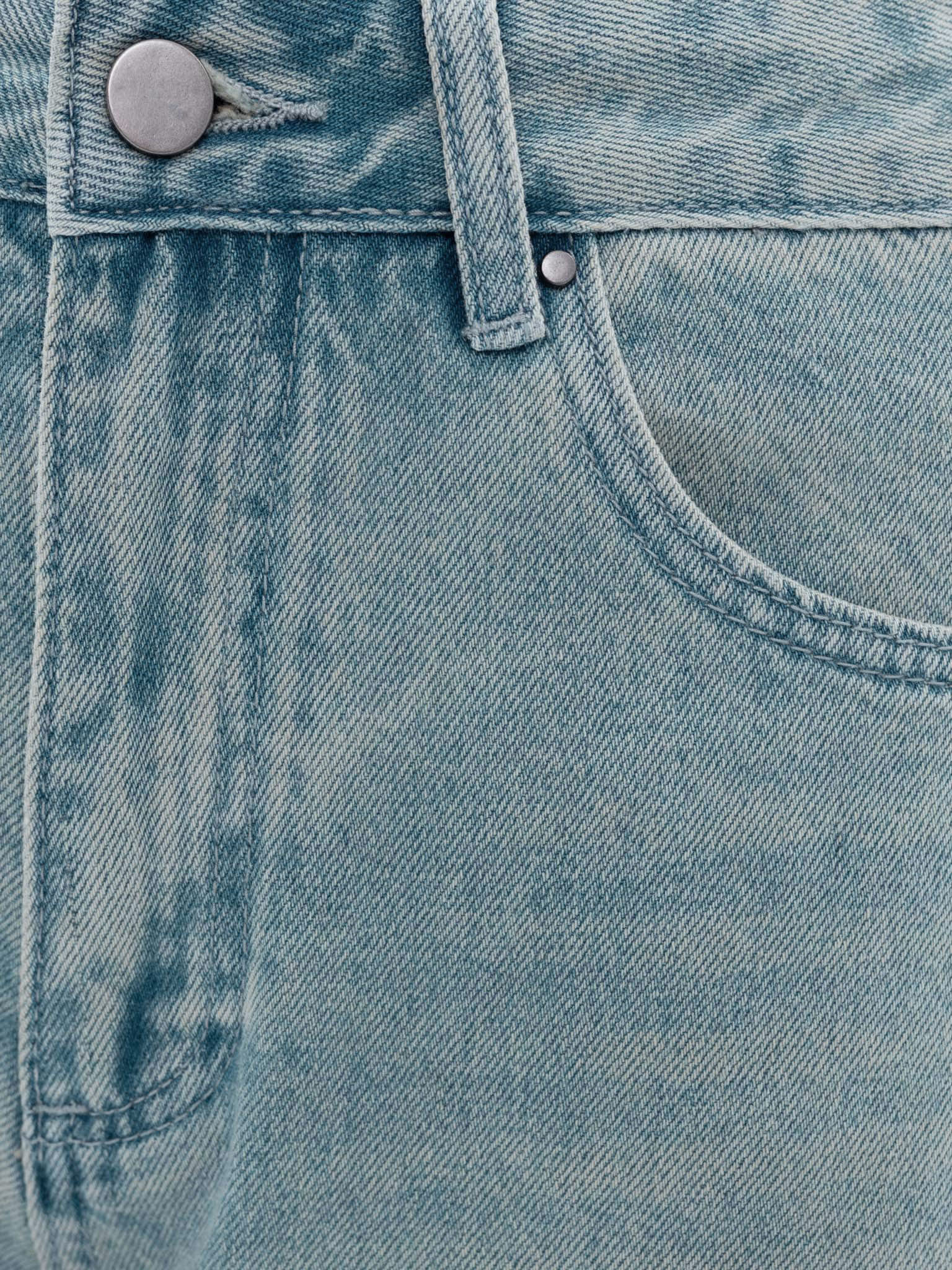 Loose jeans with distressed accent on the thighs