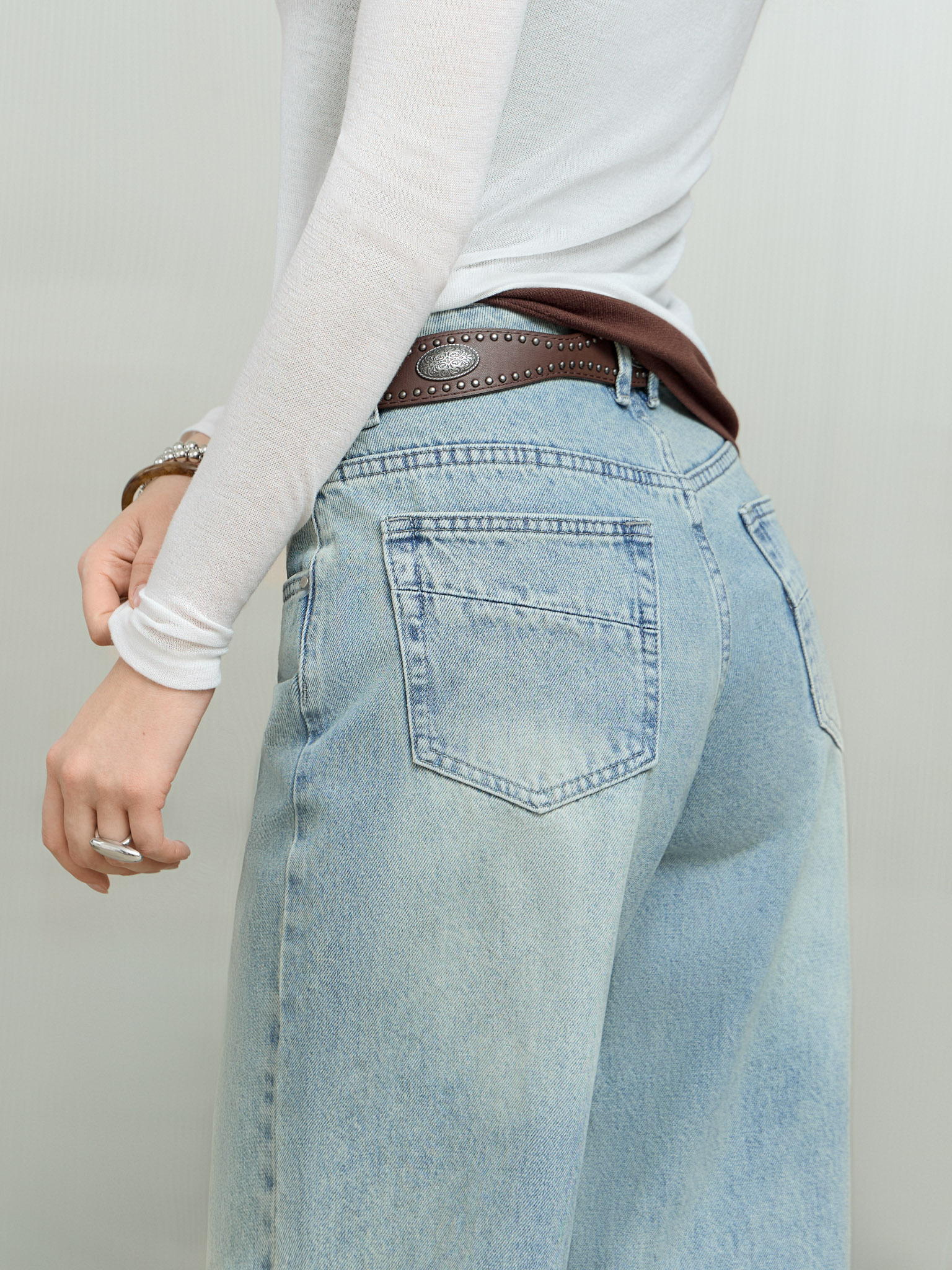 Loose jeans with distressed accent on the thighs