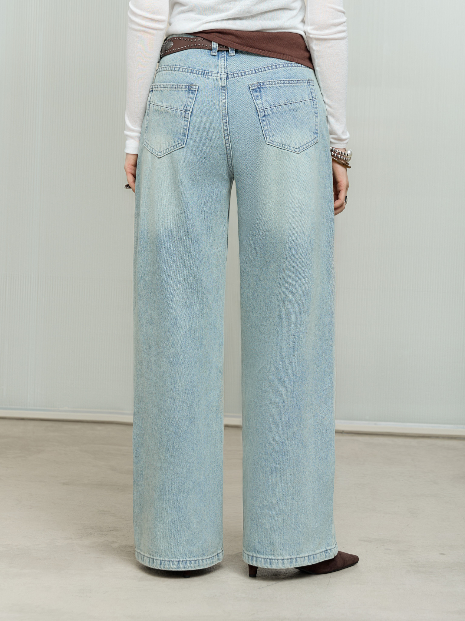 Loose jeans with distressed accent on the thighs