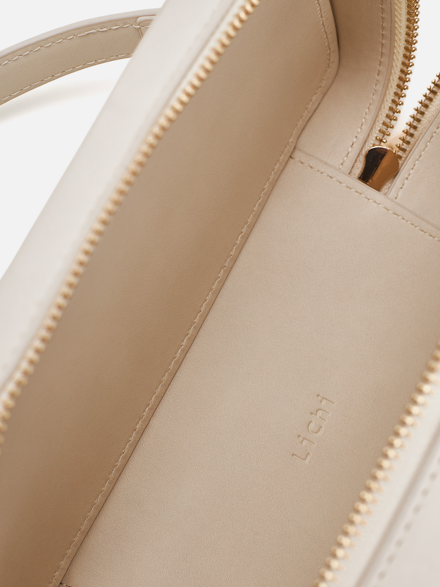 Сумка цилиндрической формы из экокожи на тонком ремне