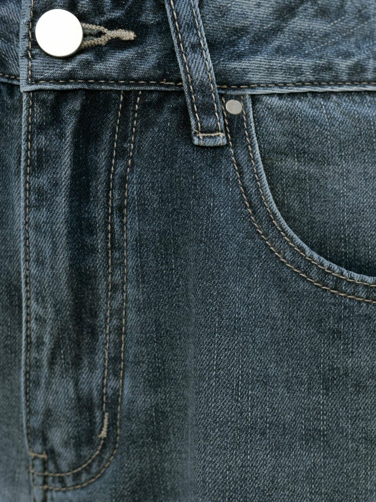 Jean droit avec accentuation en relief sur les hanches