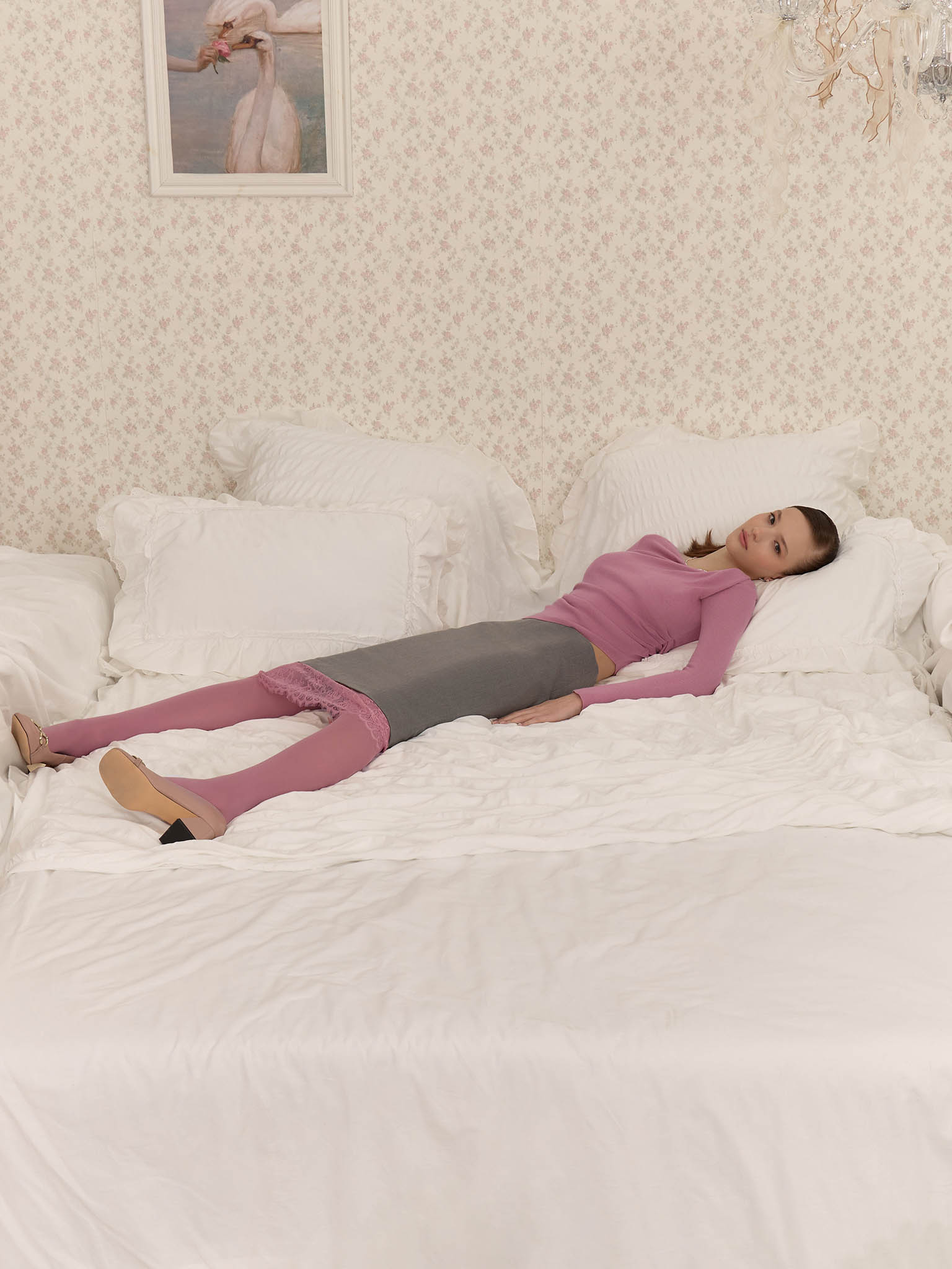 Knee-length skirt with lace decoration