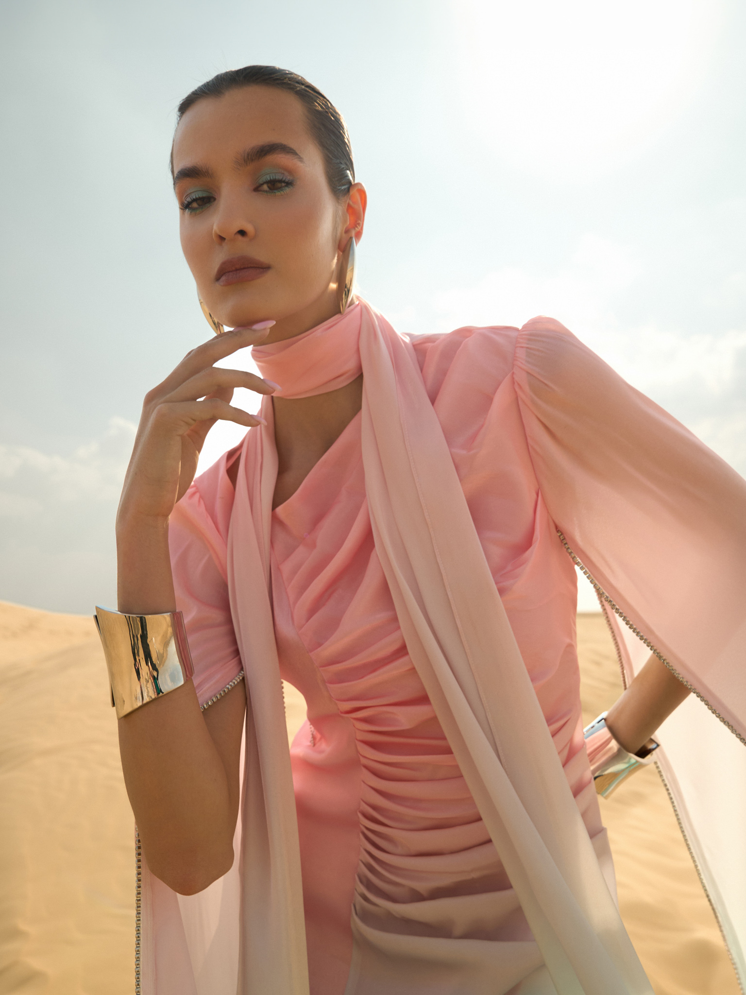 فستان ماكسي بياقة غير متماثلة ومزين بأحجار الراين على الأكمام