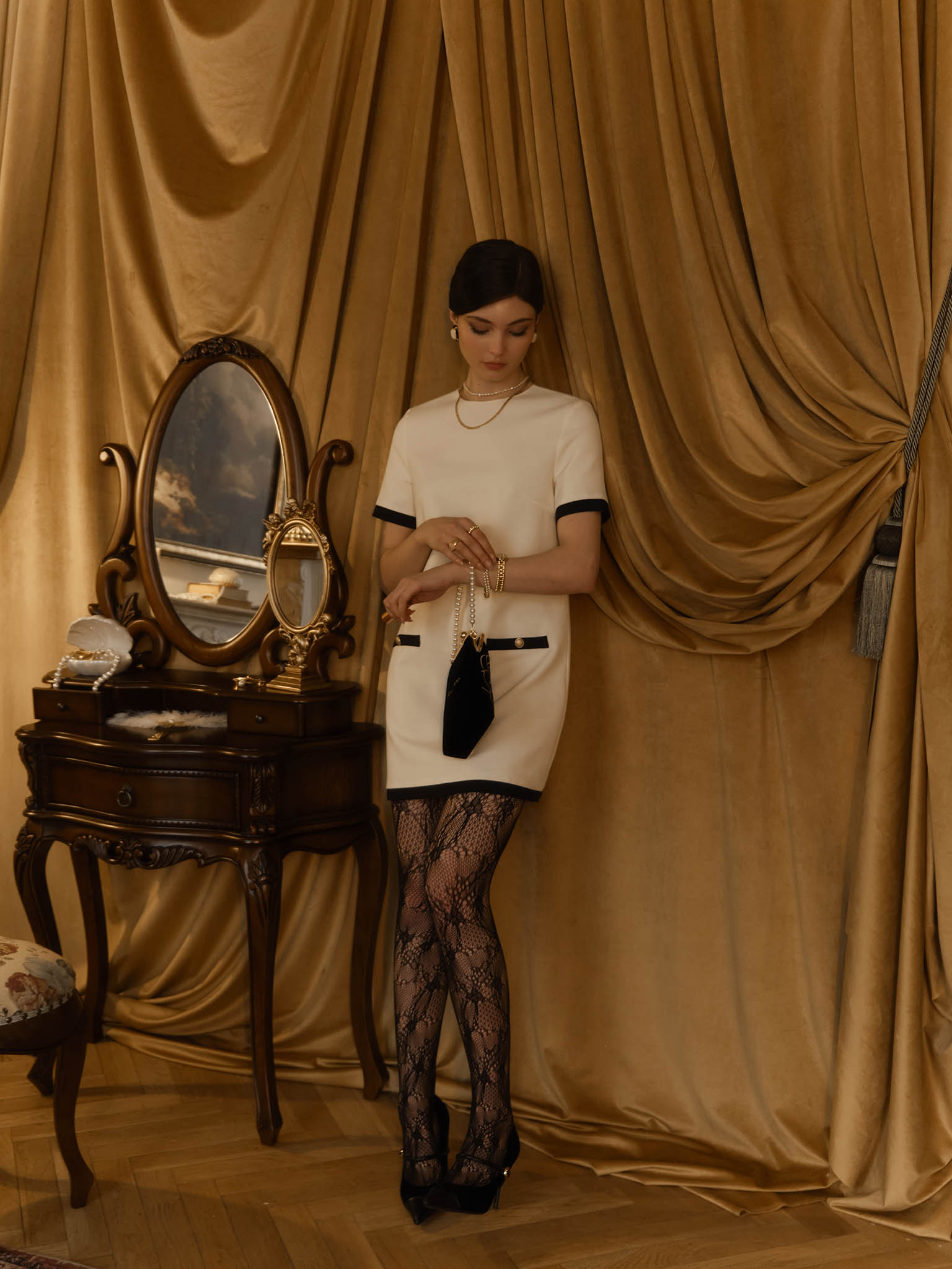 Mini dress with contrasting details and back decoration