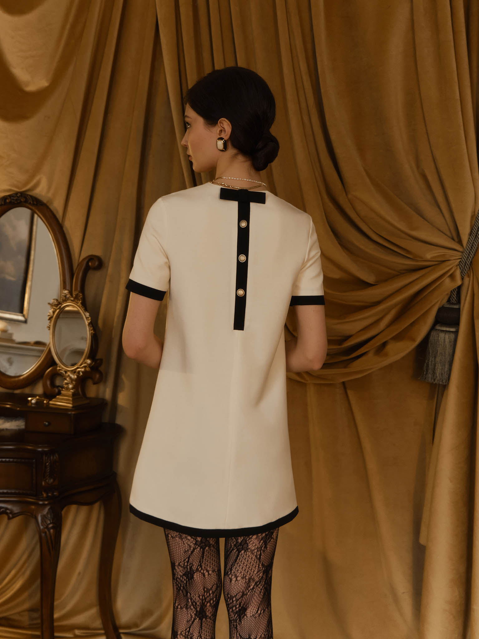 Mini dress with contrasting details and back decoration