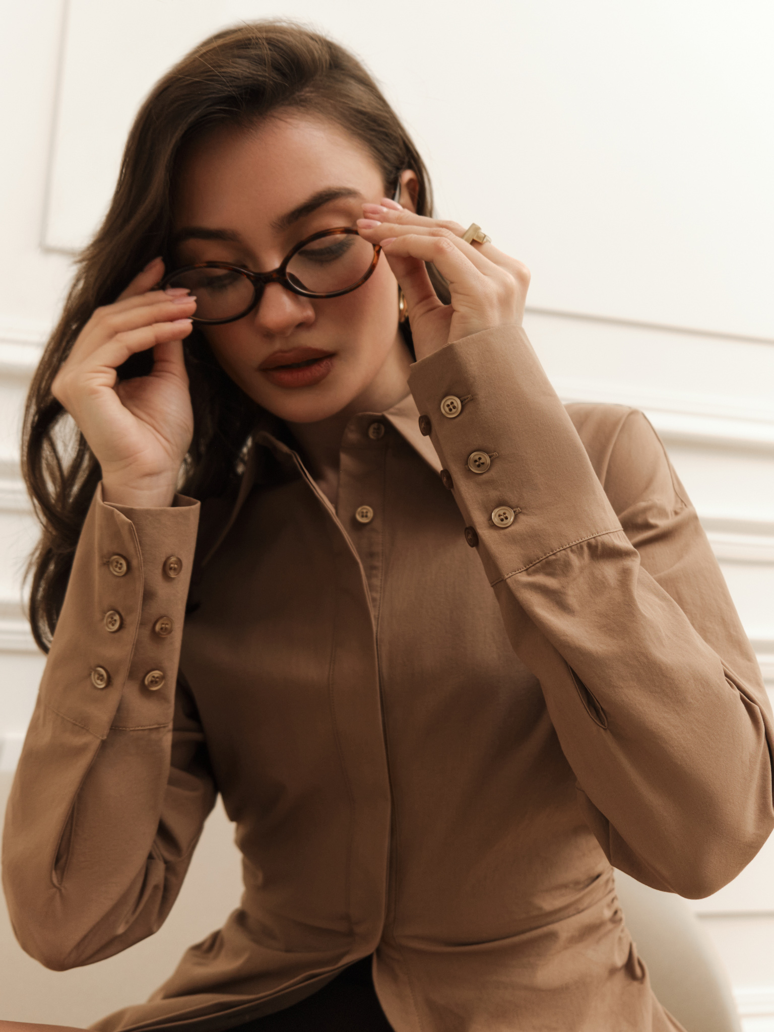 Fitted shirt with side gathers