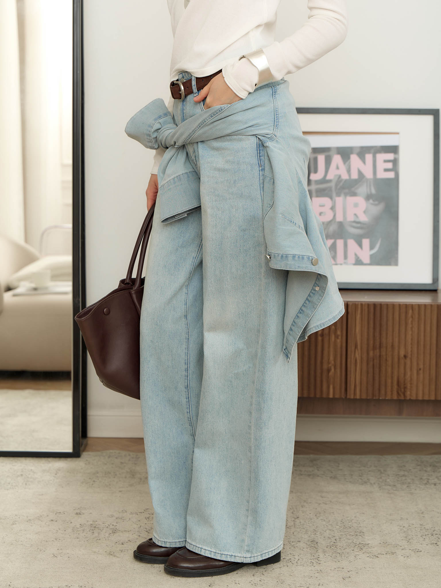 Loose jeans with distressed accent on the thighs