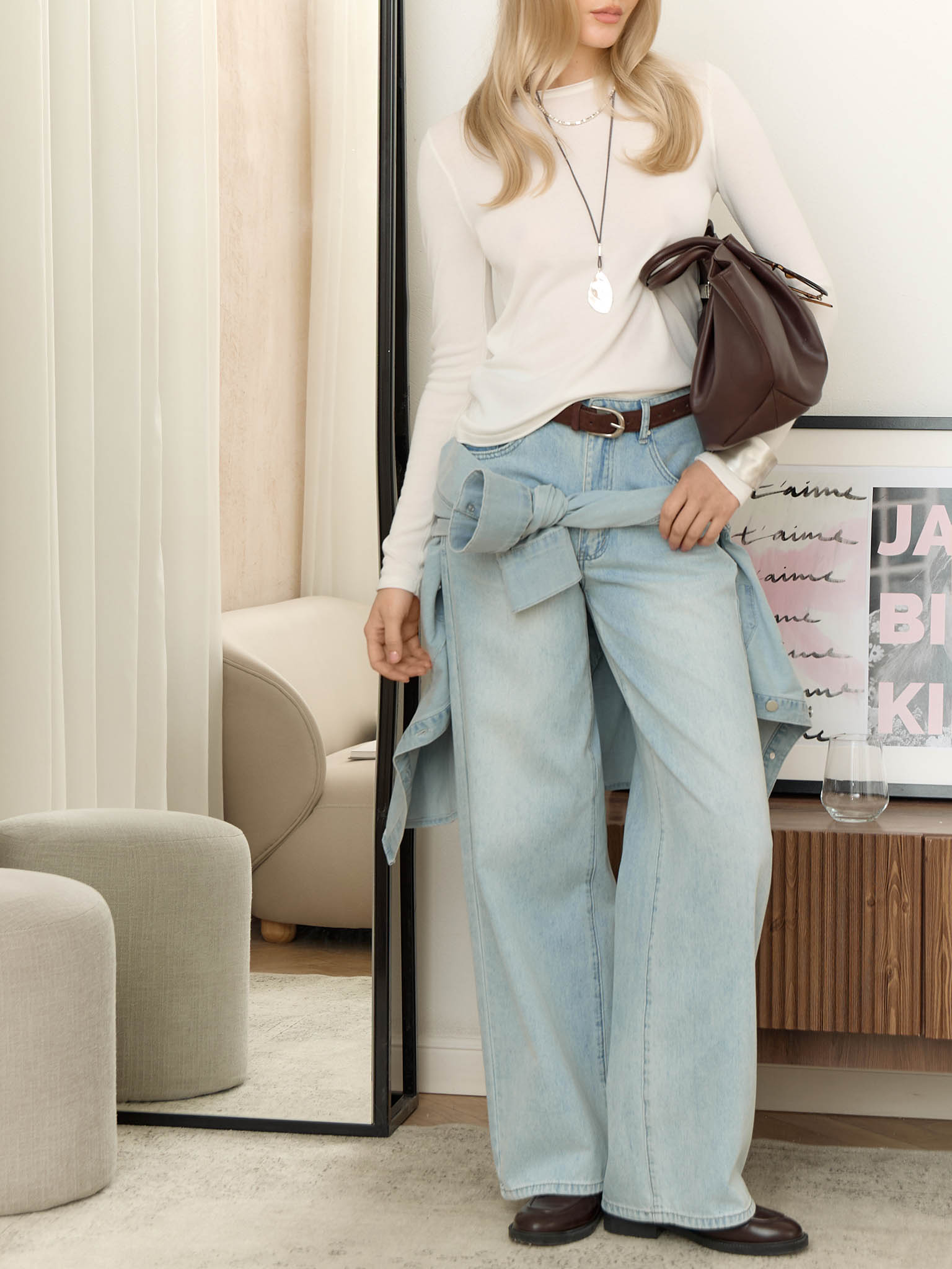 Loose jeans with distressed accent on the thighs