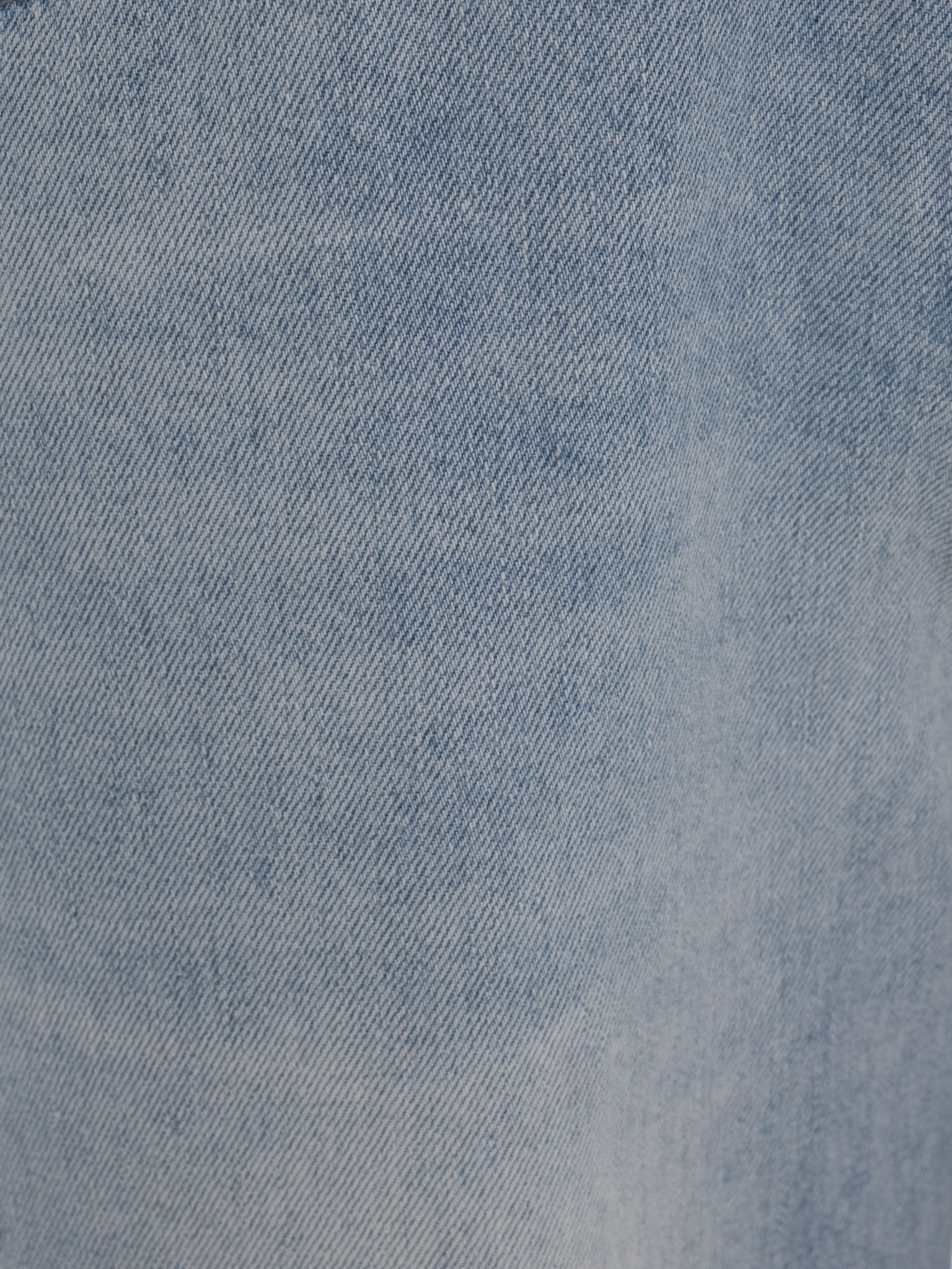 Loose jeans with distressed accent on the thighs