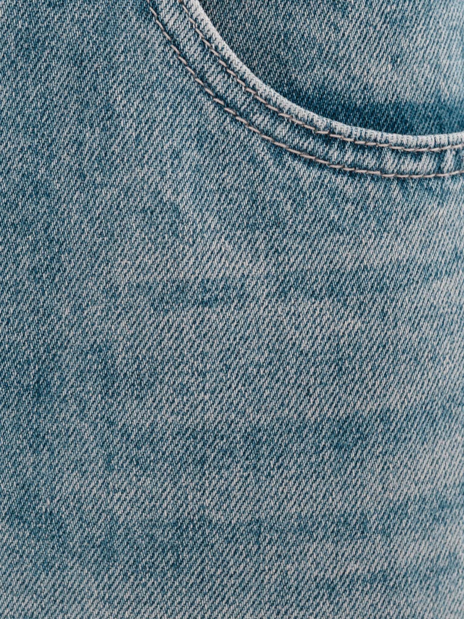 Straight jeans with distressed accent on the thighs