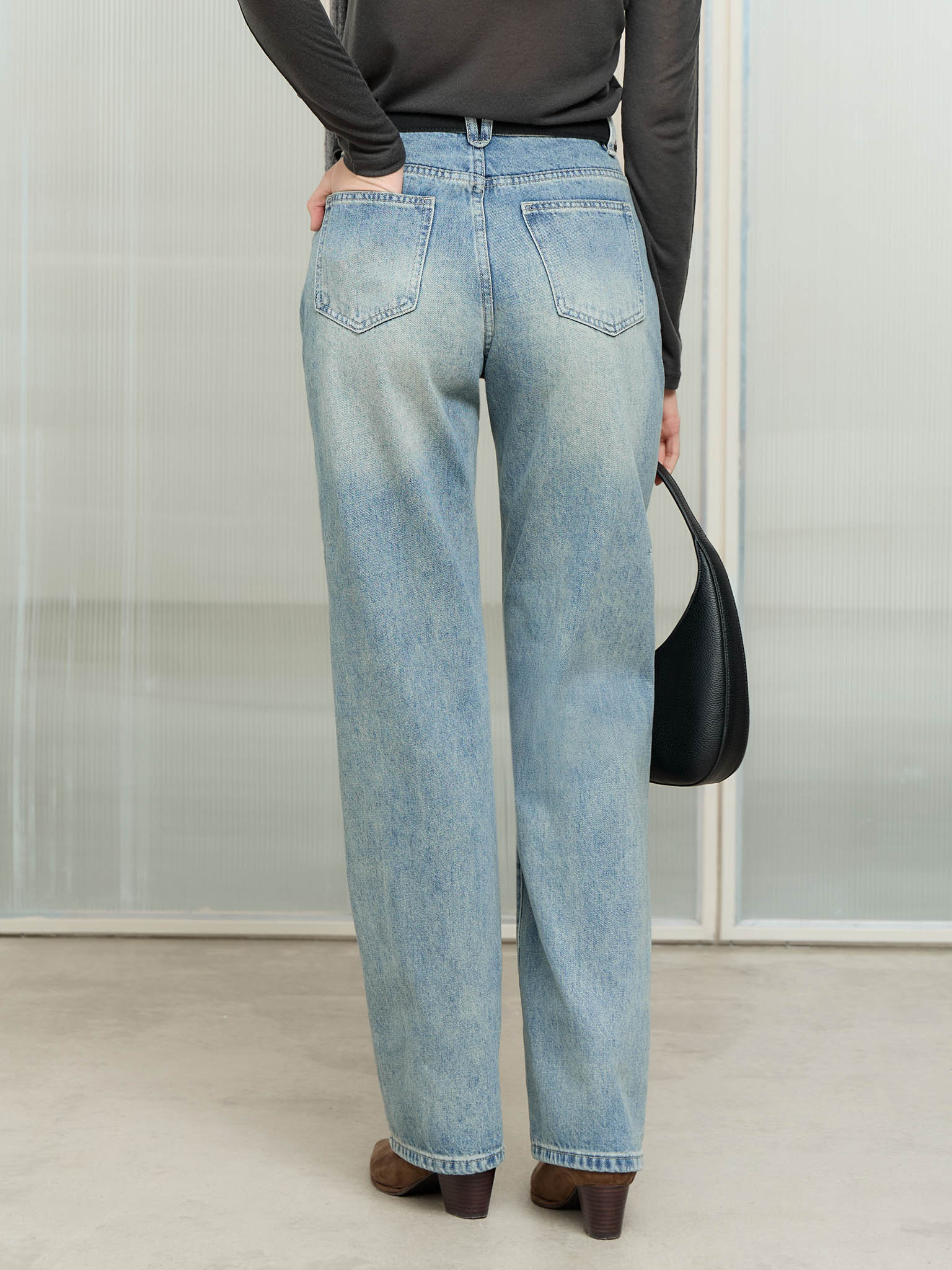 Straight jeans with distressed accent on the thighs