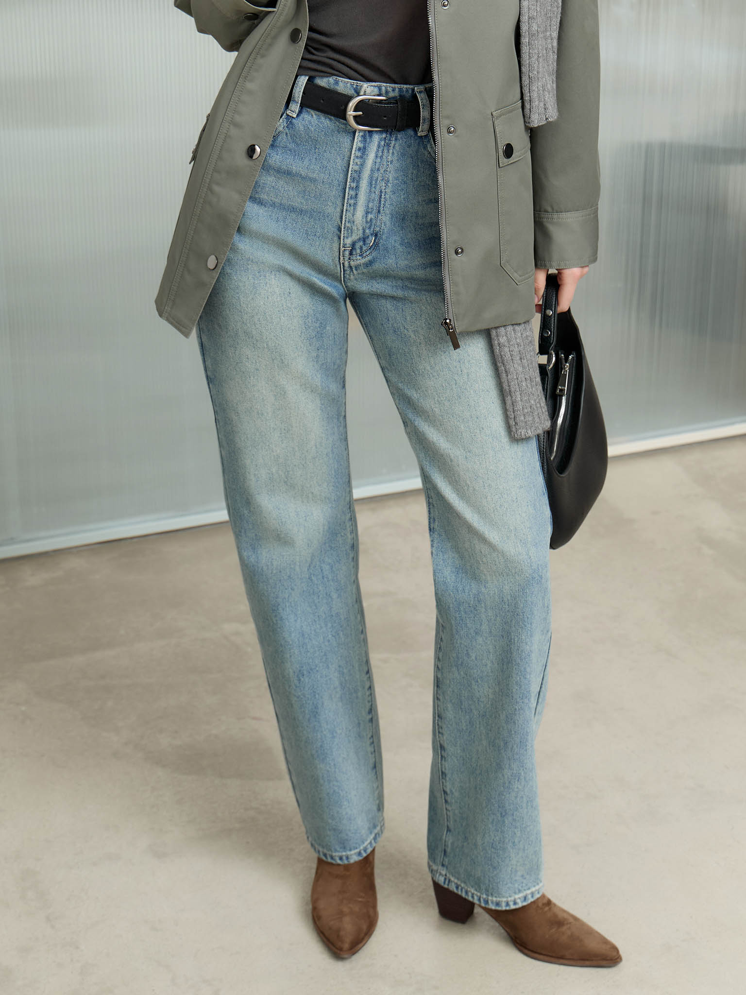 Straight jeans with distressed accent on the thighs