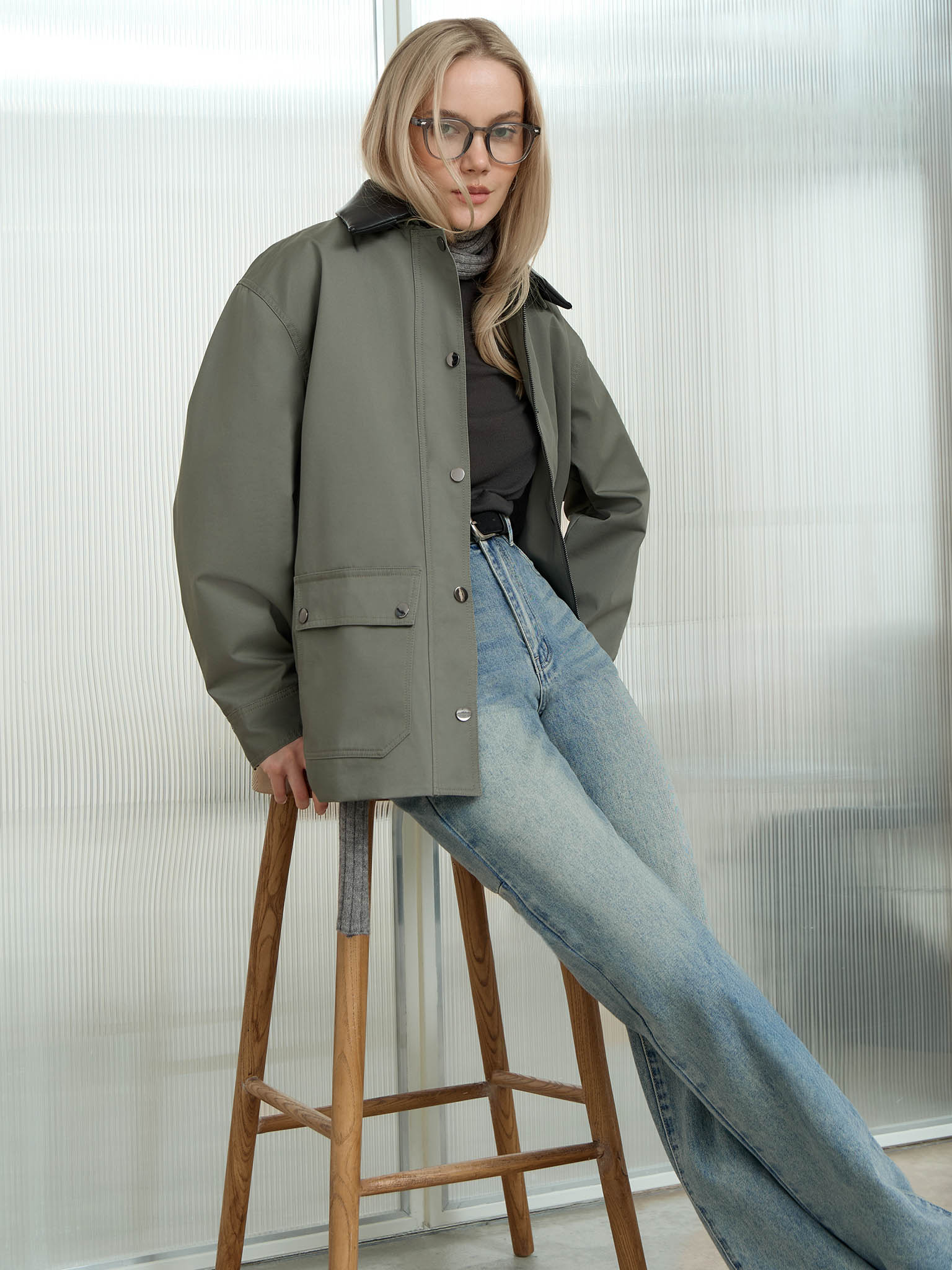 Straight jeans with distressed accent on the thighs