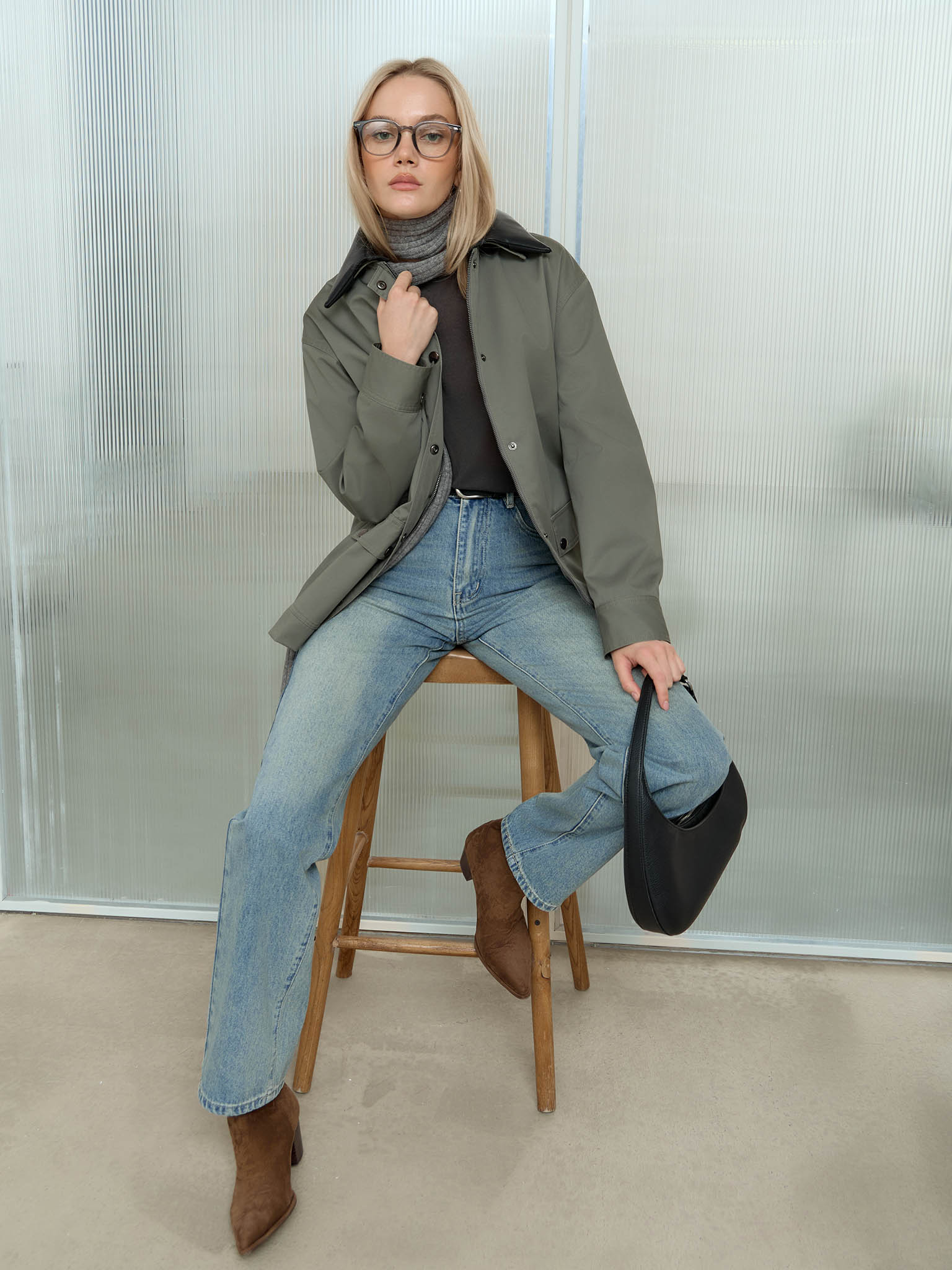 Straight jeans with distressed accent on the thighs