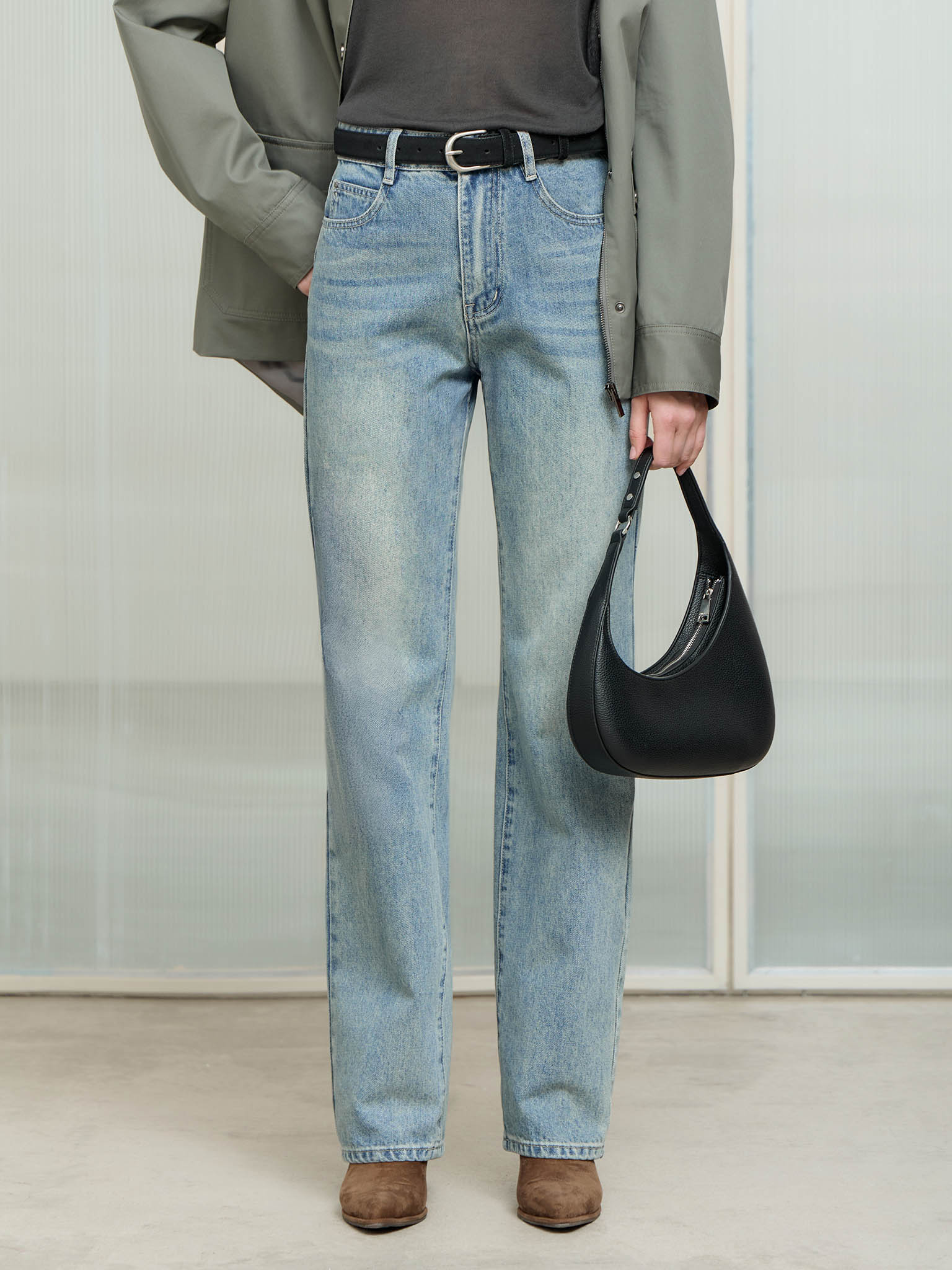 Straight jeans with distressed accent on the thighs