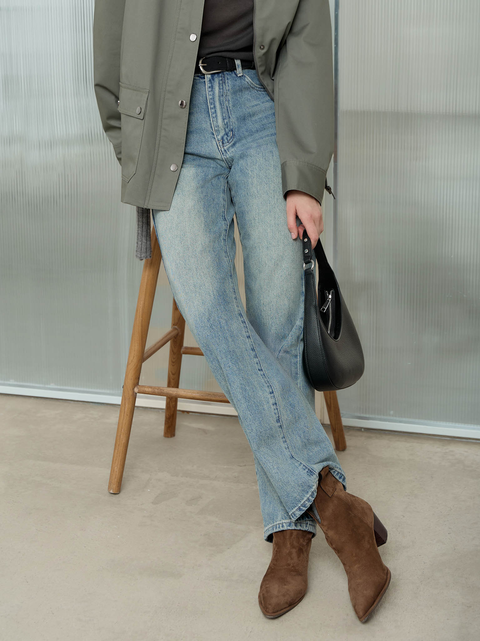 Straight jeans with distressed accent on the thighs