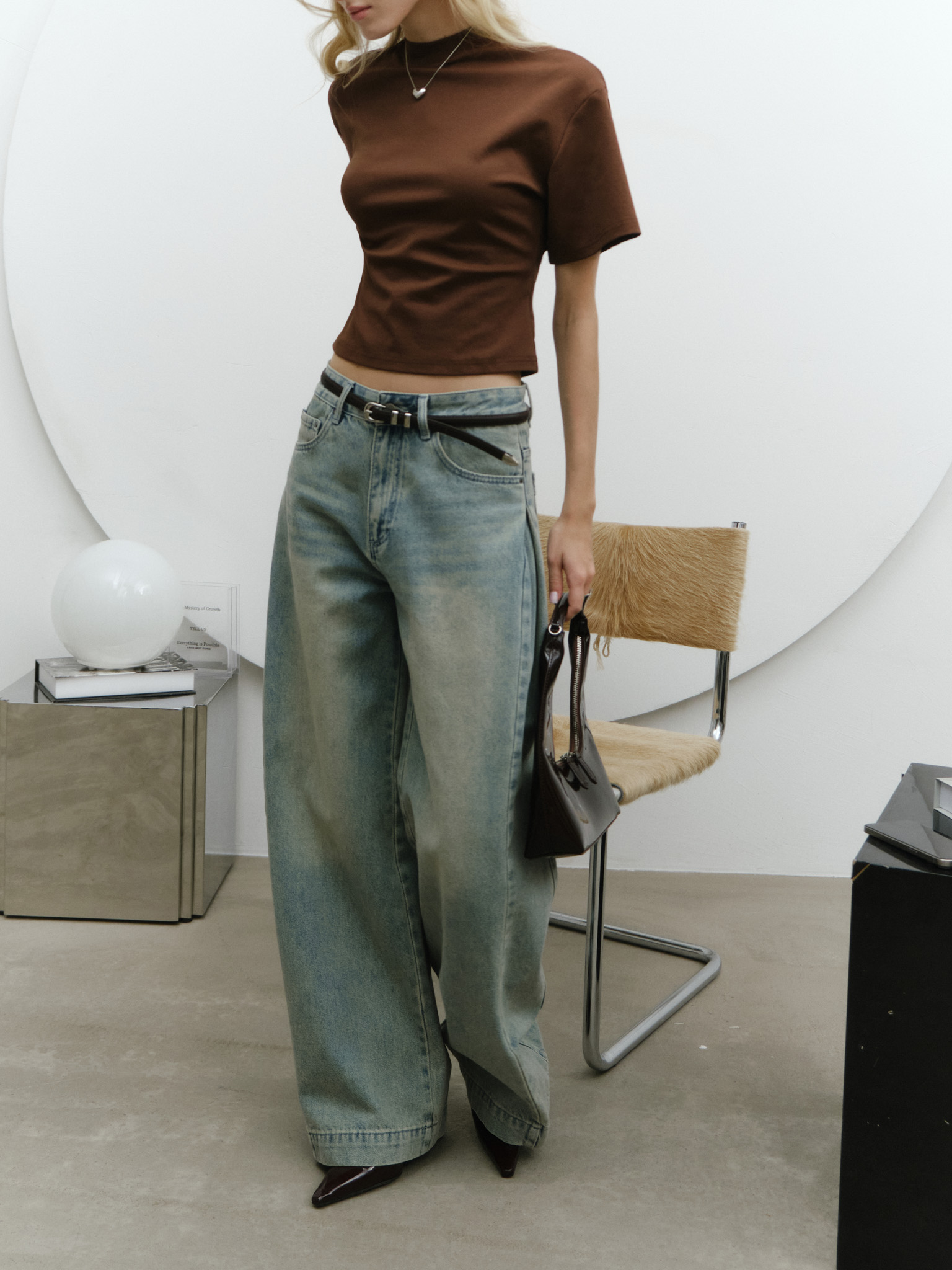Cropped T-shirt with V-shaped insert on the back