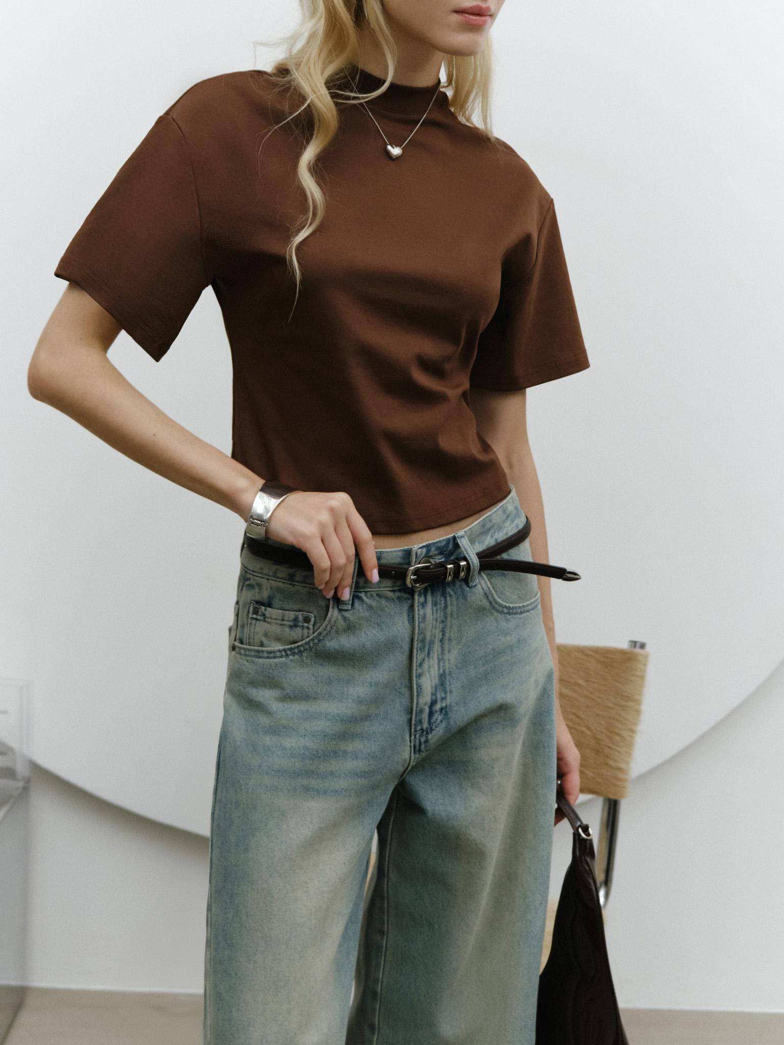 Cropped T-shirt with V-shaped insert on the back
